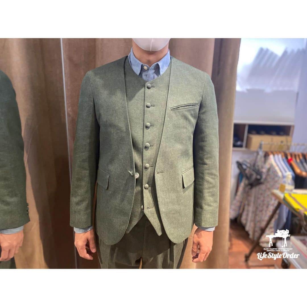life_style_orderさんのインスタグラム写真 - (life_style_orderInstagram)「< green × denim >﻿ ﻿ ライフスタイルオーダー定番のノーカラージャケットとクルーネックのベストスタイル。﻿ ﻿ グリーンデニムでカジュアルに。﻿ ﻿ -----------------------------------------﻿ 11:00-19:00 木曜定休日﻿ 完全予約制﻿ ※HPのコンタクトフォームよりお願いします﻿ -----------------------------------------﻿ ﻿ #lifestyleorder #ライフスタイルオーダー #プレ花嫁  #2021春婚 #2021夏婚 #2021秋婚 #新郎衣装 #ノーカラースーツ #ノーカラー #デニムスーツ」11月14日 20時50分 - life_style_order