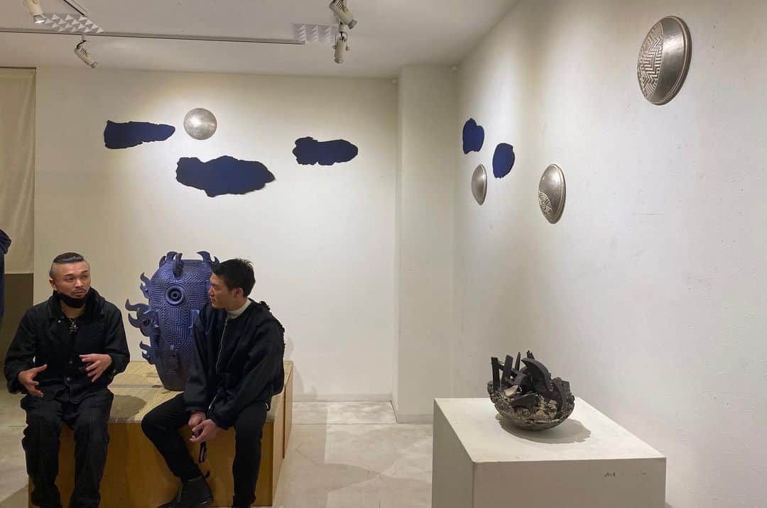 江幡塁のインスタグラム：「@riyookim くんの個展『玄は幽玄をいう』に行ってきました。 後ろの壁に展示してある作品は月の満ち欠け、新月から満月を作品として表現し、藍色の雲も陶器で作くられている作品です。 自分が存在してる世界、感じている感覚、思考、思想を作品として表現していくアーティストに凄く惹かれます。 そして焼いて作られる陶器の作品には少しの焼き加減や、温度、タイミングで色や、光沢、作品の表情が変わるという。 作者自身の想像を超える出会いを繰り返してると思うと、聞いてるだけでワクワクします。  #陶芸家　#陶芸作品  #芸術家」