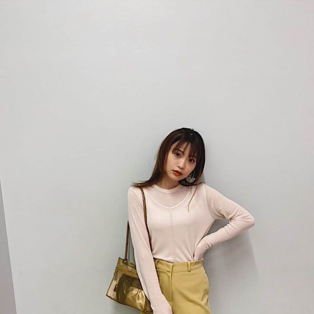 三橋栄香のインスタグラム：「🤍🤍🤍  あったかい時はこれにカーディガンとライダース着てます🌷このレイヤードトップスが柔らか素材で着心地最高😚😚」