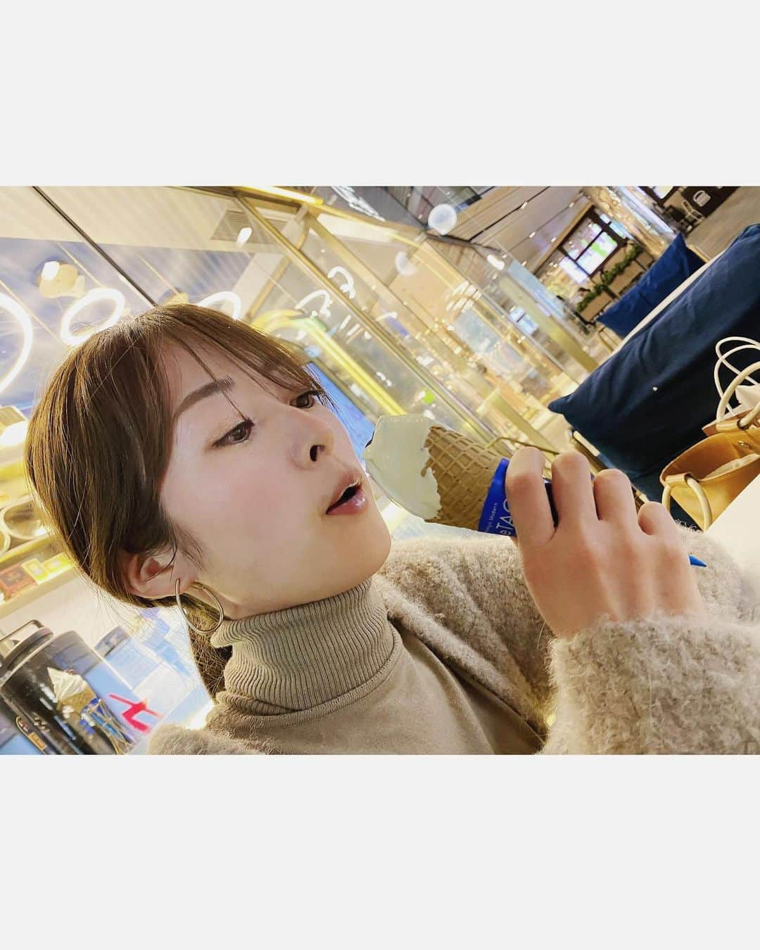 石沢綾子さんのインスタグラム写真 - (石沢綾子Instagram)「#ルタオ 〜〜〜！！ 以前訪れた際には開店前の工事中で、再訪を楽しみにしていました🤗 　 #ドゥーブルフロマージュ や#小樽色内通りフロマージュ など、北海道のルタオでも人気の商品が並んでいます。 　 この日は、ミルクとチーズのミックスソフトクリームを🍦 興奮のあまり、店員のお兄さんに、 「ついこの間まで北海道にいました」と伝えたら、ニヤリと笑って 「味を比べてみな」と。 　 しびれるわぁ！！！←ルタオハイ 　 お味はもちろん、抜群に美味😋 ミルクの後味の爽やかさ、チーズのコク、北海道で食べた味と一緒🙌🏻 美味しい嬉しい懐かしい😂 　 三里屯は、北京の超一等地、流行の感度が高い若者と海外の人が多く集う、日本で言うと六本木のような場所（夫いわく）だそう。ルタオ、すごい👏🏻 　 はあ、満たされた😇 好きだ、北海道！！ 　 　 #北海道 #HTB #アナウンサー  #石沢綾子  #三里屯  #sanlitun  #letao」11月14日 20時55分 - ayako__ishizawa