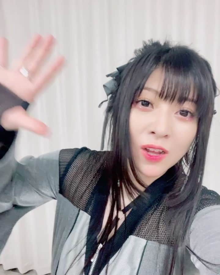 鈴華ゆう子のインスタグラム：「大阪城ホールありがとうございましたー！(*´∀`)ここ、歌いやすくて最高だった。またここでやりたいなぁ。 今日のそれぞれの選択に感謝です！ #鈴華ゆう子　#和楽器バンド　#Wagakkibnd #yukosuzuhana」