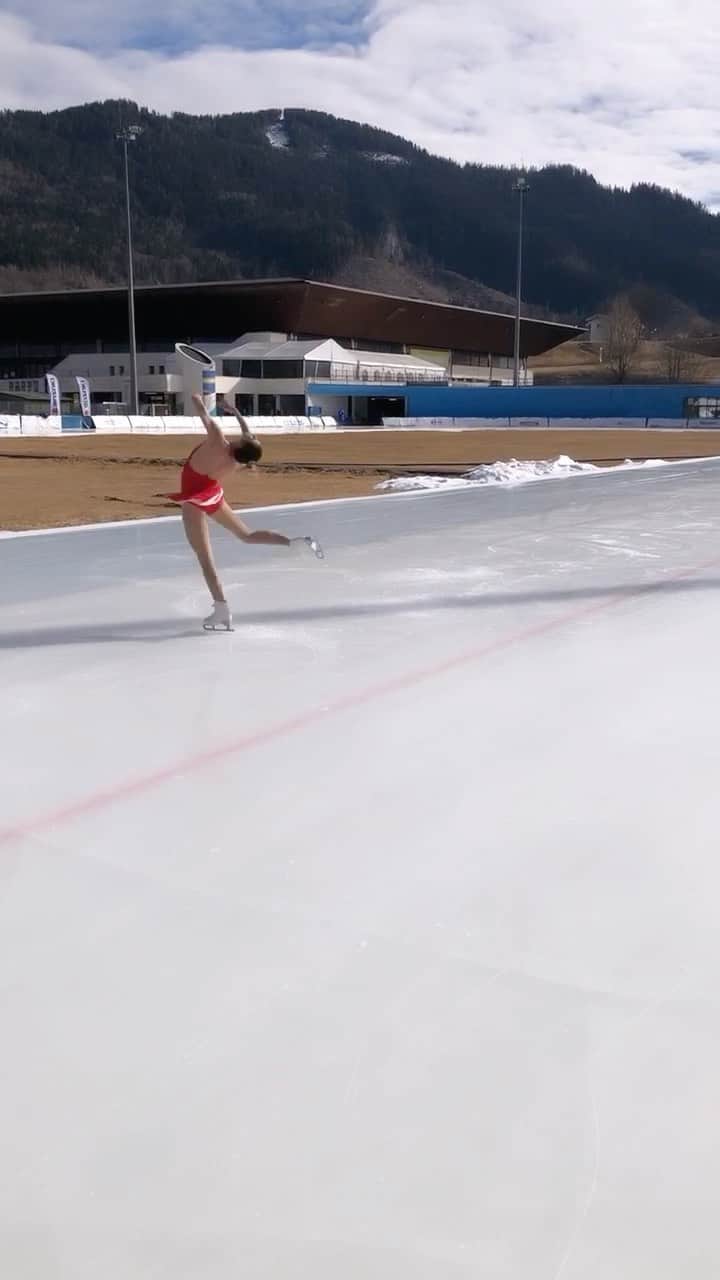 ヴァレンティーナ・マルケイのインスタグラム：「⛸☀️♥️ #happyplace @federazione_sport_ghiaccio」
