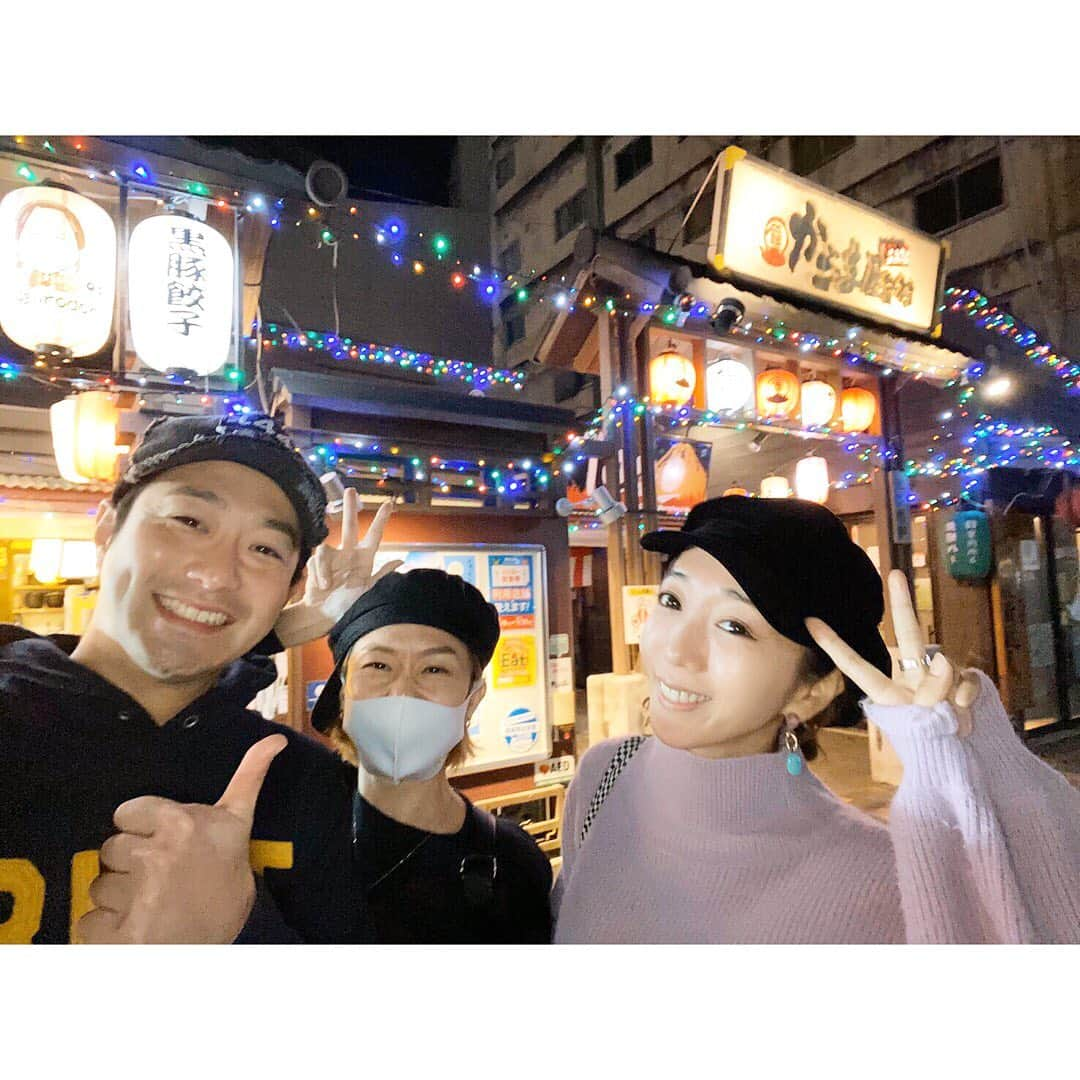 浜崎美保さんのインスタグラム写真 - (浜崎美保Instagram)「鹿児島ラストナイト🌙(昨夜) 帰省したら必ず行く屋台村へ😋🏮 ・ ・ 今年いっぱいでなくなっちゃうので(元々期間限定でした)、絶対に外したくなかった😌🍶 ・ ・ お目当ては「ぶえんもゆかり」😍🐟 ・ ・ ここはもう何頼んでもぜーーーーーんぶ美味しいの🤩やばいよぉ〜🤤今回は実家でたらふく食べたあとだったのでおつまみオンリーでしたが東京じゃなかなか食べられないきびなごも食べられて良かった😍🐟 あと、上市来小学校の生徒ちゃんが一生懸命拾った銀杏も😍💕美味しかったぁ〜🤤 ・ ・ 生徒ちゃんは大人が焼酎のおつまみにして喜んで食べてる想像はつくのかな🤣❔あと10数年したらこの組み合わせの美味しさがわかるぞ😁👍銀杏拾いおつかれさま💗ありがとー💗 ・ ・ 急遽かごんまタレントの辻敬子どんやかごピタ📺生放送終わりの同級生宮下純一くんとも乾杯😆🍶約束もなく場面で集合できるのが良き😂👍 ・ ・ 鹿児島に帰れば必ず遭遇する友達にも会えたし😂(GPSつけてる？)、鹿児島の兄さん方にも会えたし、良か晩でした😋🌙 ・ ・ ・ ・ 私のラストの屋台村😌 屋台村ありがとう😭👏お別れ寂しいな😭 ・ ・ ・ ・ パワーチャージ完了。もう東京です🗼 なんか夢か幻かのような夏休みだったな😂 ・ ・ ・ ・ #鹿児島 #屋台村 #ぶえんもゆかり #きびなご #銀杏 #上市来小学校の美味しい銀杏  #屋台村焼酎 #屋台村焼酎知覧茶割り」11月14日 20時57分 - mihohamasaki_japan