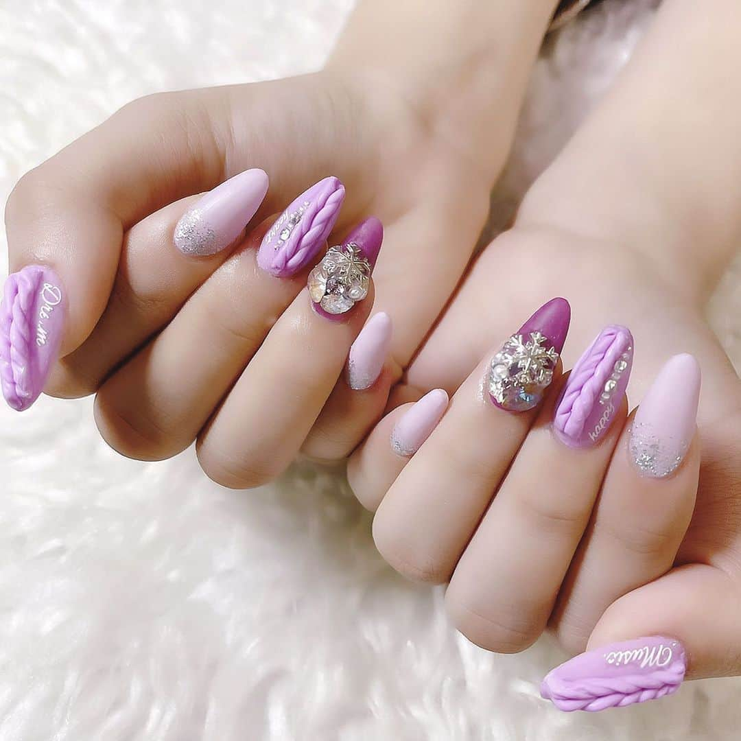 MaRuRi（まるりとりゅうが）さんのインスタグラム写真 - (MaRuRi（まるりとりゅうが）Instagram)「NEW NAIL 💅🎀 . . 可愛すぎてあかん。 ニットネイルなんやけど 立体的なネジネジを手作りで作ってくれてて 本当に可愛くて愛を感じるネイル🥺💕 LIVE用にキラキラと雪の結晶で長めに💜 小指も伸びたー！！！！！👶🏻🍼よね？笑 . . アンククロス(@ankhcross_official) アンククロスネイル池袋北口店(@ankhcross_nail) ハンド💅豊田さん⛸(@ankhnail_ha) フット🦶田中さん💋 (@ankhnail_kyr) . 東京都豊島区西池袋1-43-3日精ビルB1F 03-5960-7186  #ankhcross #アンククロス #ankhcrossnail #アンククロスネイル #nail #ネイル #nails #gelnails #ジェルネイル #スカルプ #ロングスカルプ #newnail #pinknails #秋ネイル #冬ネイル #ニットネイル#フットジェル#💅パープルネイル」11月14日 20時58分 - maruridayo