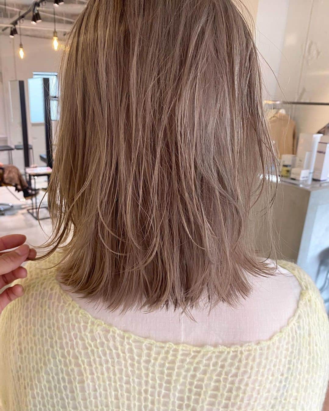 カワシリアツシのインスタグラム：「ブリーチ２回のlavender beige🍃 ・ ブリーチには特に細かくこだわり、 リタッチの時にコットンやペーパーを使い、 毛先のブリーチ履歴があるところは、 ダメージや抜け具合など色んな状況に合わせて、 細かく薬剤を設定してブリーチしてます☺︎ ・ 繰り返しのブリーチでもできるだけダメージしないように 繊細に繊細に。」
