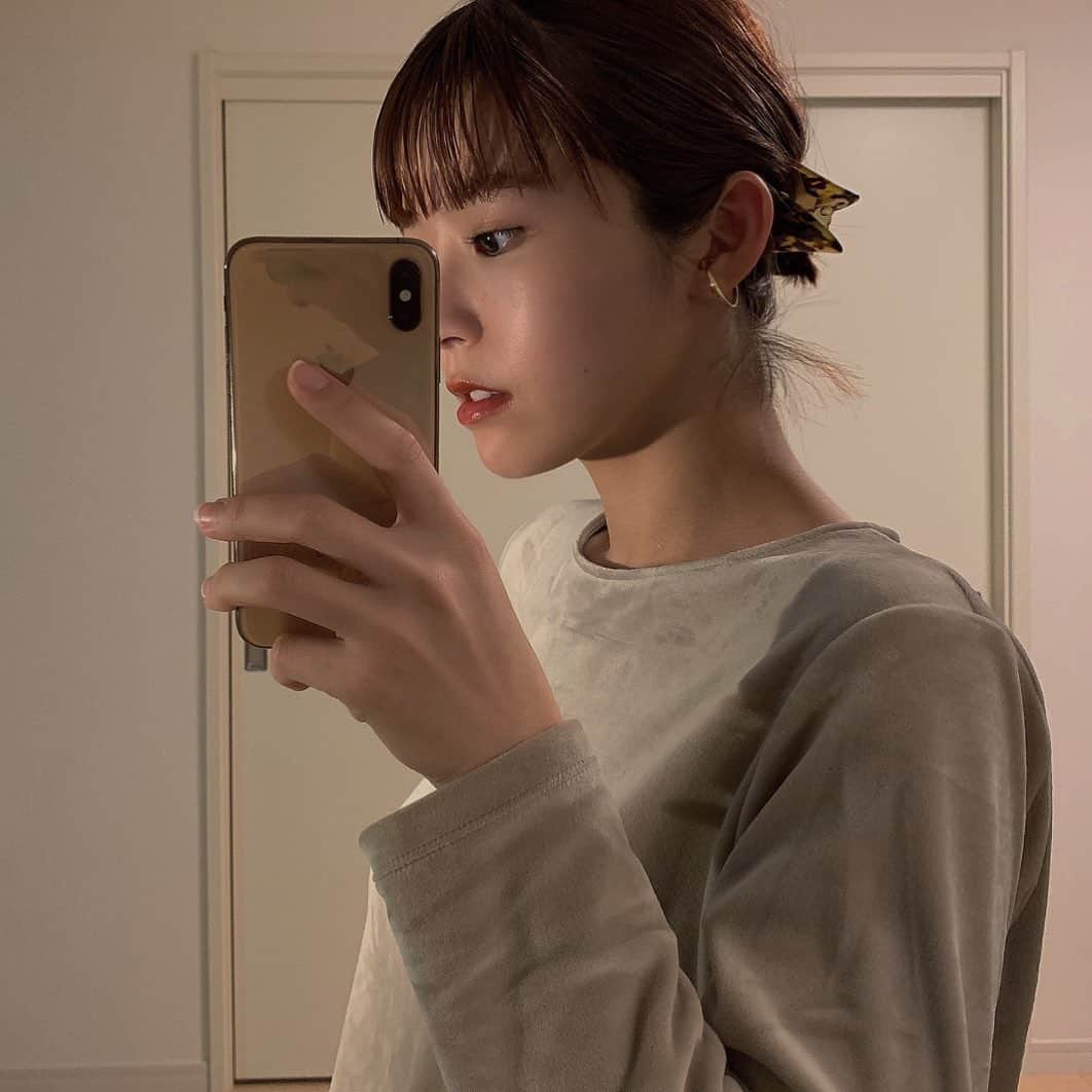 山本 絵里加のインスタグラム：「_ おちえ(母)から譲り受けたルームウェア肌触りよすぎてしあわせ♡ @uniqlo  今日はぜったい世にも奇妙な物語みたい！！ #ルームウェア#パジャマ#roomwear」