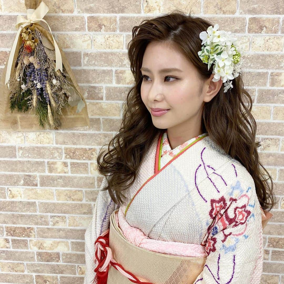 R.Y.K Vanilla Emuさんのインスタグラム写真 - (R.Y.K Vanilla EmuInstagram)「振袖hair  振袖に巻きおろしスタイルも可愛かった✨ ダウンスタイルでもかきあげ前髪にすると重たい印象にならないからオススメです◎  #ヘアメイク#ヘアアレンジ#結婚式#セットサロン #ヘアセット #アップスタイル  #プレ花嫁 #フォトウェディング #前撮り #結婚式ヘア #ロケーション撮影#結婚式準備 #ヘアアクセサリー #お呼ばれヘア#着物ヘア#花嫁ヘアメイク#2020秋婚  #成人式ヘア#花嫁ヘア#成人式#振袖ヘア #花嫁ヘアスタイル #振袖#ブーケ#生花#ドライフラワー#髪飾り#結婚式前撮り#ウエディングヘア#出張ヘアメイク」11月14日 21時00分 - ryky0101