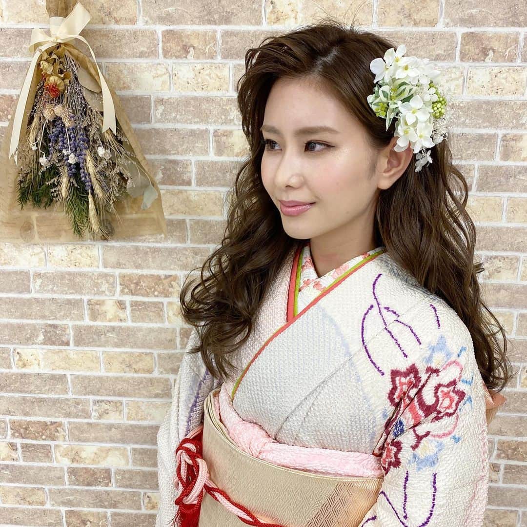 R.Y.K Vanilla Emuのインスタグラム：「振袖hair  振袖に巻きおろしスタイルも可愛かった✨ ダウンスタイルでもかきあげ前髪にすると重たい印象にならないからオススメです◎  #ヘアメイク#ヘアアレンジ#結婚式#セットサロン #ヘアセット #アップスタイル  #プレ花嫁 #フォトウェディング #前撮り #結婚式ヘア #ロケーション撮影#結婚式準備 #ヘアアクセサリー #お呼ばれヘア#着物ヘア#花嫁ヘアメイク#2020秋婚  #成人式ヘア#花嫁ヘア#成人式#振袖ヘア #花嫁ヘアスタイル #振袖#ブーケ#生花#ドライフラワー#髪飾り#結婚式前撮り#ウエディングヘア#出張ヘアメイク」