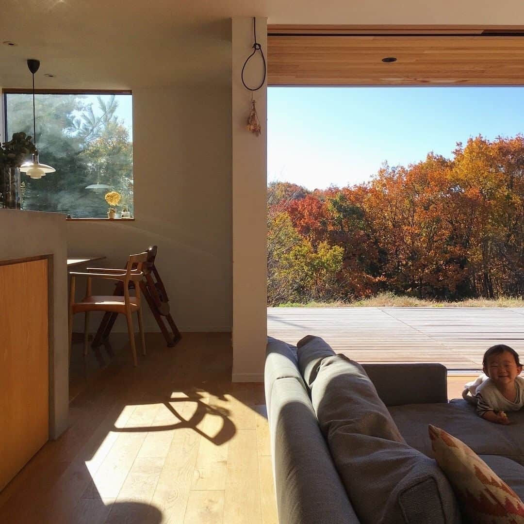 ムクリ［mukuri］さんのインスタグラム写真 - (ムクリ［mukuri］Instagram)「景色を切り取り、季節を感じる家〜自然と暮らしをつなぐ窓のある日常（erisa.inaさん／あの人の暮らしが素敵な理由）  「カーテンのない暮らしがしたい。」そんな思いを叶えたerisaさんのお家は“窓”が主役。  木々の色づきや光の角度など、四季折々の景色を窓を通して楽しむことができ、絵画のように切り取って暮らしに彩りを与えてくれます。  大開口の窓から見える景色はプライベートな立地を連想させますが、実は職場からも近い高台の住宅地に建てられたと聞いてびっくり。家づくりには住宅デザイナーであるerisaさんのアイデアが活かされ、理想の暮らしが実現しました。  ご主人がDIYでつくりあげたウッドデッキは家にいながらにしてアウトドアな気分も楽しめ、非日常の気分を味わえる場所。家で過ごす時間が一番の贅沢だと感じさせてくれますね。  忙しい毎日の中で少し立ち止まる時間をもたらし、心のゆとりを感じさせてくれる「窓のある日常」をぜひご覧ください。  specialthanks @erisa.ina ・ （編集：megu）  ▶詳細はプロフィールのURLよりご覧ください プロフィールはこちらから @mukuri_official ・  #土地 #土地選び #窓 #天井高 #ウッドデッキ #軒 #北欧インテリア #リビング #ダイニング #キッチン #kitchen #モルタル #リクシル #無垢 #新築 #マイホーム #マイホーム計画 #マイホーム記録 #家づくり #家 #おうち #新築一戸建て #注文住宅 #interior #インテリア #暮らし #緑のある暮らし #自然と暮らす #くらしの編集 #ムクリ」11月14日 21時00分 - mukuri_official