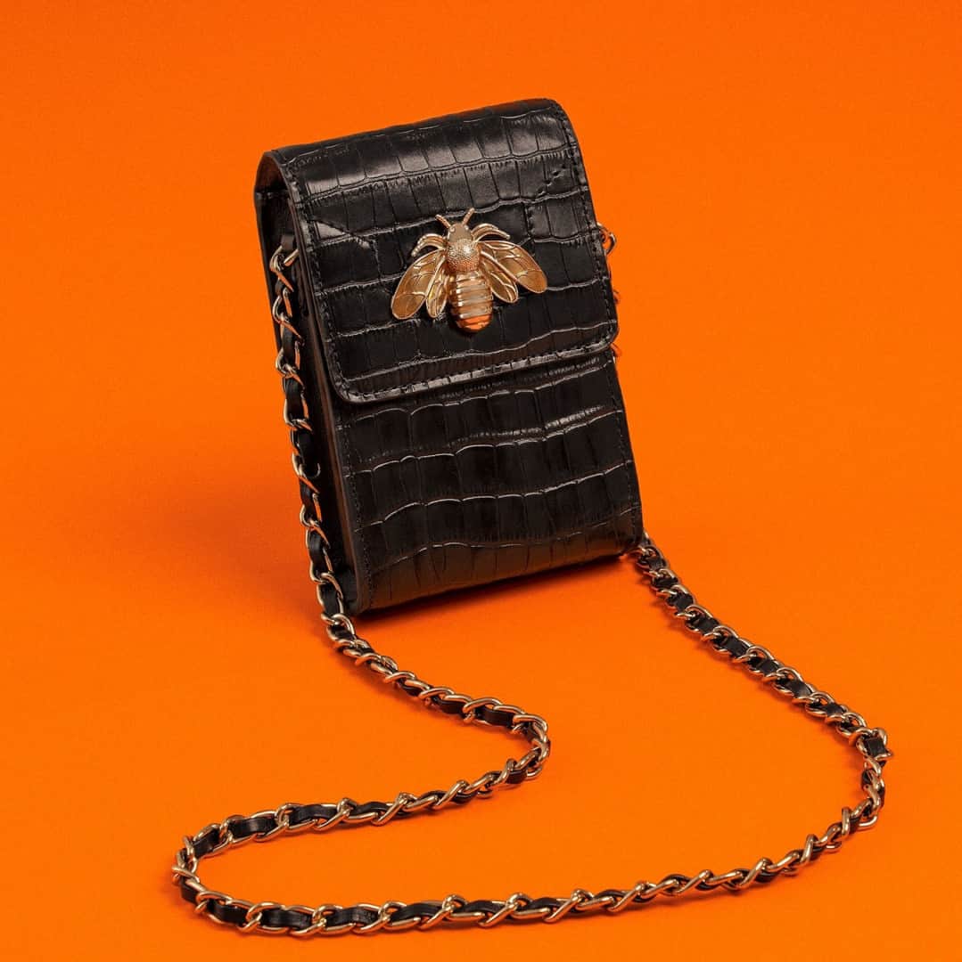 Schutzのインスタグラム：「HANDBAG SATURDAY WITH CROSSBODY BELIEVE ❤️ #schutz4girls #schutzbelieve」