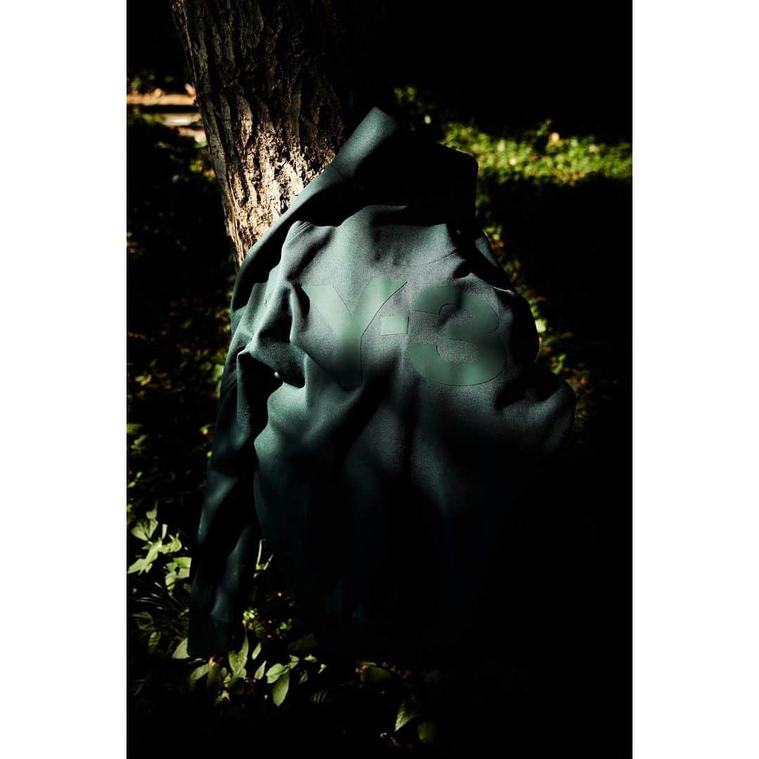 のインスタグラム：「. Y-3 for GRIND vol.101 AUTUMN／WINTER  「Connect To Origin」  スポーツウエアの巨大インターナショナルカンパニー〈アディダス〉と、世界的なデザイナー山本耀司氏による共同プロジェクト〈Y-3〉は、ファッションとスポーツの関係性にいち早く着目した、先駆者でありフロントランナー。根底を支える機能性が、山本氏のデザインを躍動させる基盤である。原点を忘れずに走り続ける姿勢は、未来を切り拓いていく。  Photo_Riku Ikeya Edit_Hiromu Sasaki  #grind #grindmagazine #y3」