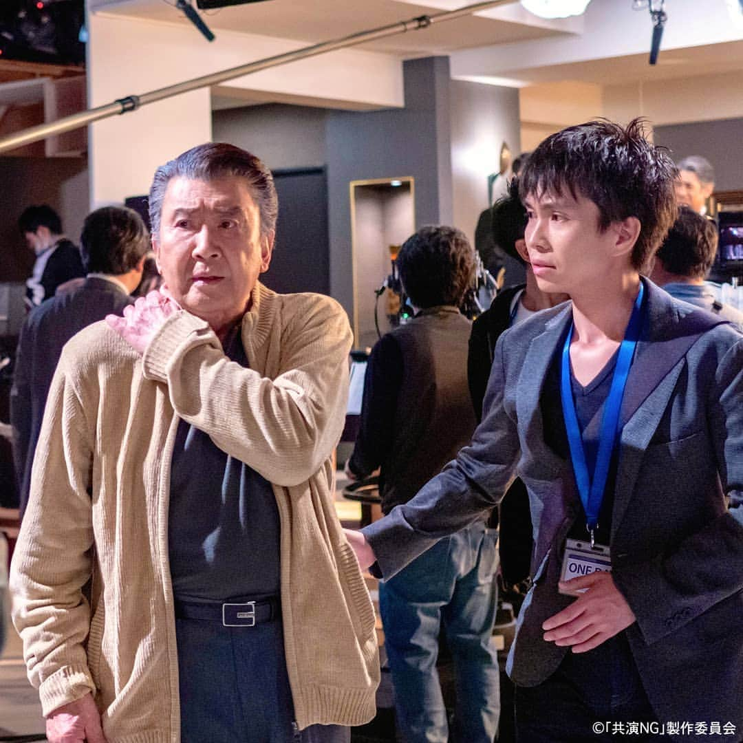 古村勇人さんのインスタグラム写真 - (古村勇人Instagram)「『共演NG』第3話はお楽しみ頂けましたでしょうか？前代未聞の謝罪会見に乗り込んだ出島先生。遠山の金さんに、長七郎と黄門様も入ったかのような（笑）名裁きで一件落着！まるで里見先生の座長公演のようでしたね。今の世に一石を投じる素晴らしい回だったと思います。﻿ ﻿ ところが、一難去ってまた一難。第4話では、ついに遠山さん（中井貴一）の奥さん（山口紗弥加）が動き出して、元カノ VS 今嫁戦争が勃発！さらには、イチリュウ（斎藤工）によって、新たな共演NGメンバーが追加されます！﻿ ﻿ その上、出島先生には隠された秘密があり、大きな決断をされます。付き人としてはもう気が気ではないのですが、僕の口からお伝えするわけにはいきませんので（笑）、怒涛の急展開となる第4話もじっくりとお楽しみ下さい！﻿ ﻿ #古村勇人 #里見浩太朗 #共演NG #出島徹太郎 #遠山の金さん #長七郎江戸日記 #水戸黄門 #黄門様 #一件落着 #座長公演 #芝居 #舞台 #時代劇 #一石を投じる #一難去ってまた一難 #秘密 #テレビ東京 #テレ東 #ドラマ #中井貴一 #鈴木京香 #山口紗弥加 #斎藤工 #若月佑美 #乃木坂46 #リリーフランキー #原作 #秋元康 #監督 #大根仁」11月14日 21時00分 - hayato.furumura