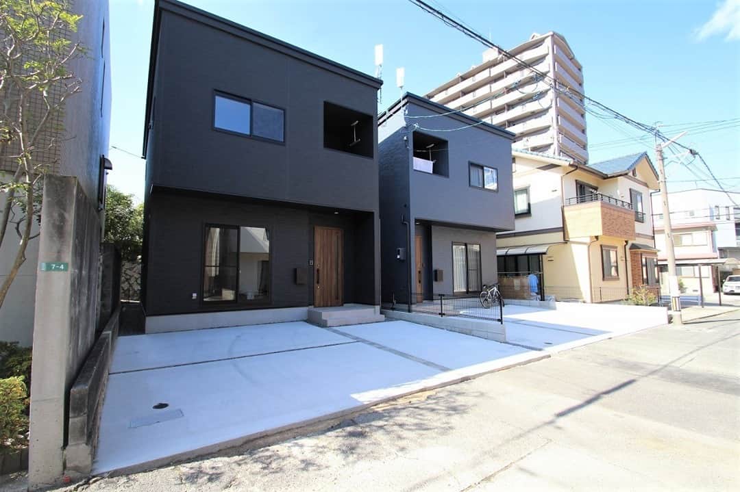 ALLHOUSE R×Lのインスタグラム：「新築戸建賃貸A`REGAO(#エーレガロ)完成しました！⁠ .⁠ .⁠ 今回のサイディングはブラックとネイビーのダークカラーとなっております。⁠ .⁠ .⁠ 賃貸では希少な戸建て！⁠ 駐車場も広々なので来客があっても安心ですね。⁠ .⁠ .⁠ .⁠ ⁠ ----------------------------------------------⁠ その他施工事例はコチラ☞@allhouse_pm　⁠ ----------------------------------------------⁠ .⁠ .⁠ .⁠ .⁠ .⁠ .⁠ #戸建 #新築 #オールハウス #オールハウスPM #賃貸 #広島賃貸 #賃貸住宅 #賃貸物件 #住まい #プロパティマネジメント #デザイナーズ賃貸 #賃貸リノベーション #リノベーション #リフォーム #無垢フローリング #アクセントクロス #建築 #工務店 #インテリア #賃貸暮らし #家主 #賃貸経営 #おうち時間 #ステイホーム #renovation #reform #DIY #design」