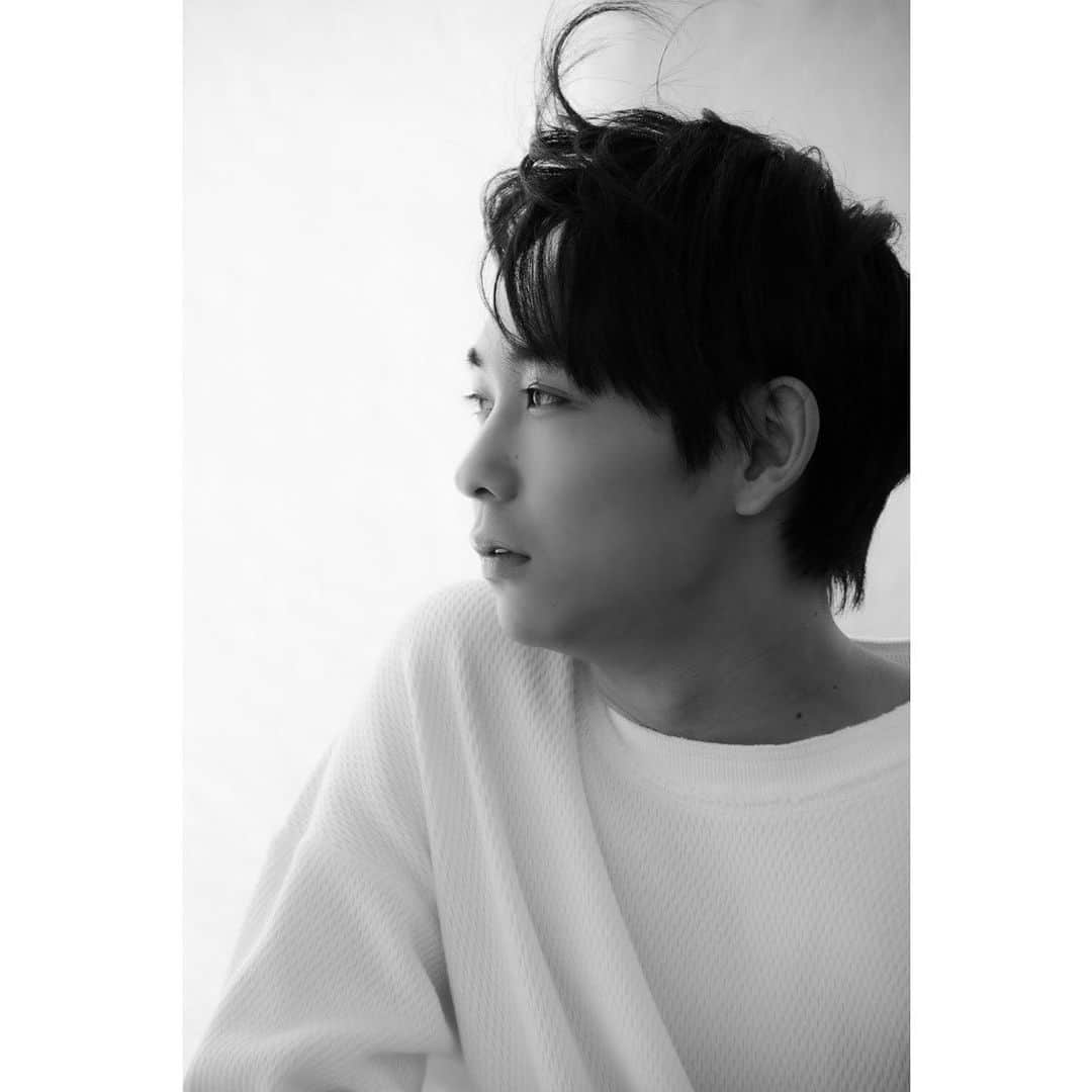 須賀健太のインスタグラム：「作品撮りをあげてくよ。 これまた新しい一面を引き出してくれたモノクロたちを今日から出してこうかな。  #ポートレート  #須賀健太   photographered / 櫻井圭佑　　　 　@sakurai_keisuke0  hairmake / MIKAMI assistant / JUNYA」
