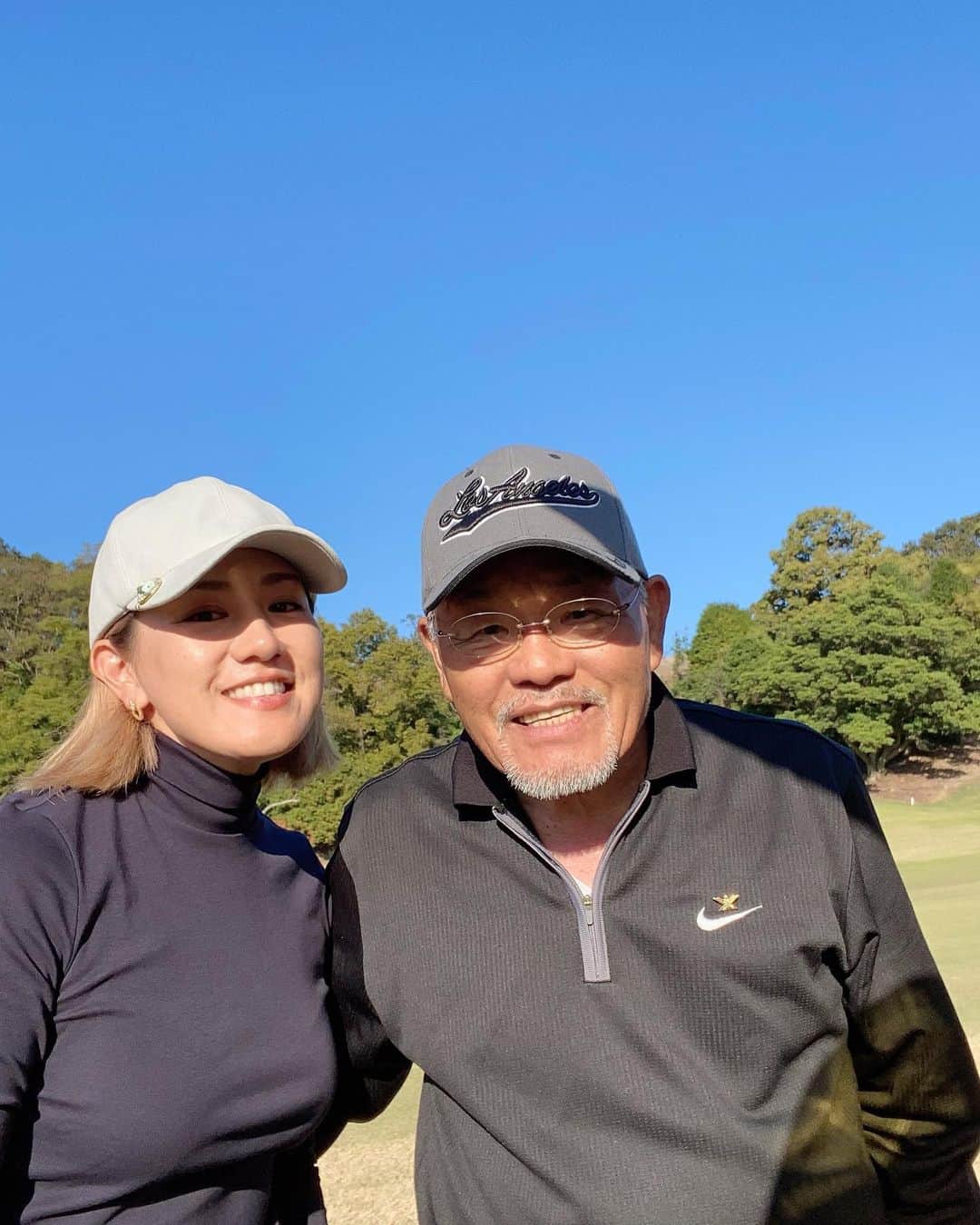 藤島妃呂子のインスタグラム：「天草のマスターズ😎で父とはると。  1か月前、初めてのエージシュートを達成✨72歳で72でプレイ💕 エージシュート達成証明書も貰ってご機嫌な父。なかなか難しいよね〜  私が72歳になった時に72でプレイできるの？どうでしょう〜  本当に素晴らしい！ 家族の中で1番ゴルフが大好きな父。 これからまだまだ記録作ってくださいね♪  私、2回しかオーバードライブ出来なかった〜悔しい🤣  #マスターズ天草 #天草 #ゴルフ #親子ラウンド #負けず嫌い #いつも勝負 #昔は本当に怖い父親でした #ゴルフしてる時が1番幸せそう #元気に長生きしてね #一緒にゴルフしようね」