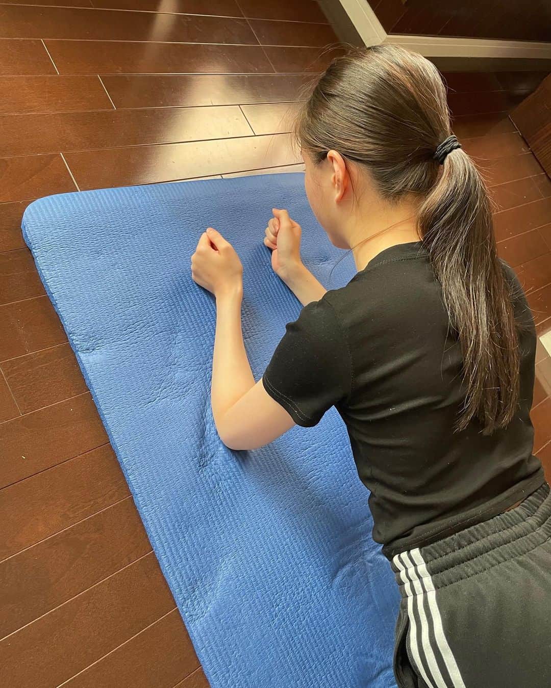 のインスタグラム：「. 事務所の先輩であるエミレナータさんのトレーニングに参加しました!! 説明がとても分かりやすくて初心者の私でも、効いてる部分を意識しながら出来ました🙌 有難うございました😌 次回も参加させて頂きたいと思います! @workout_with_emi」