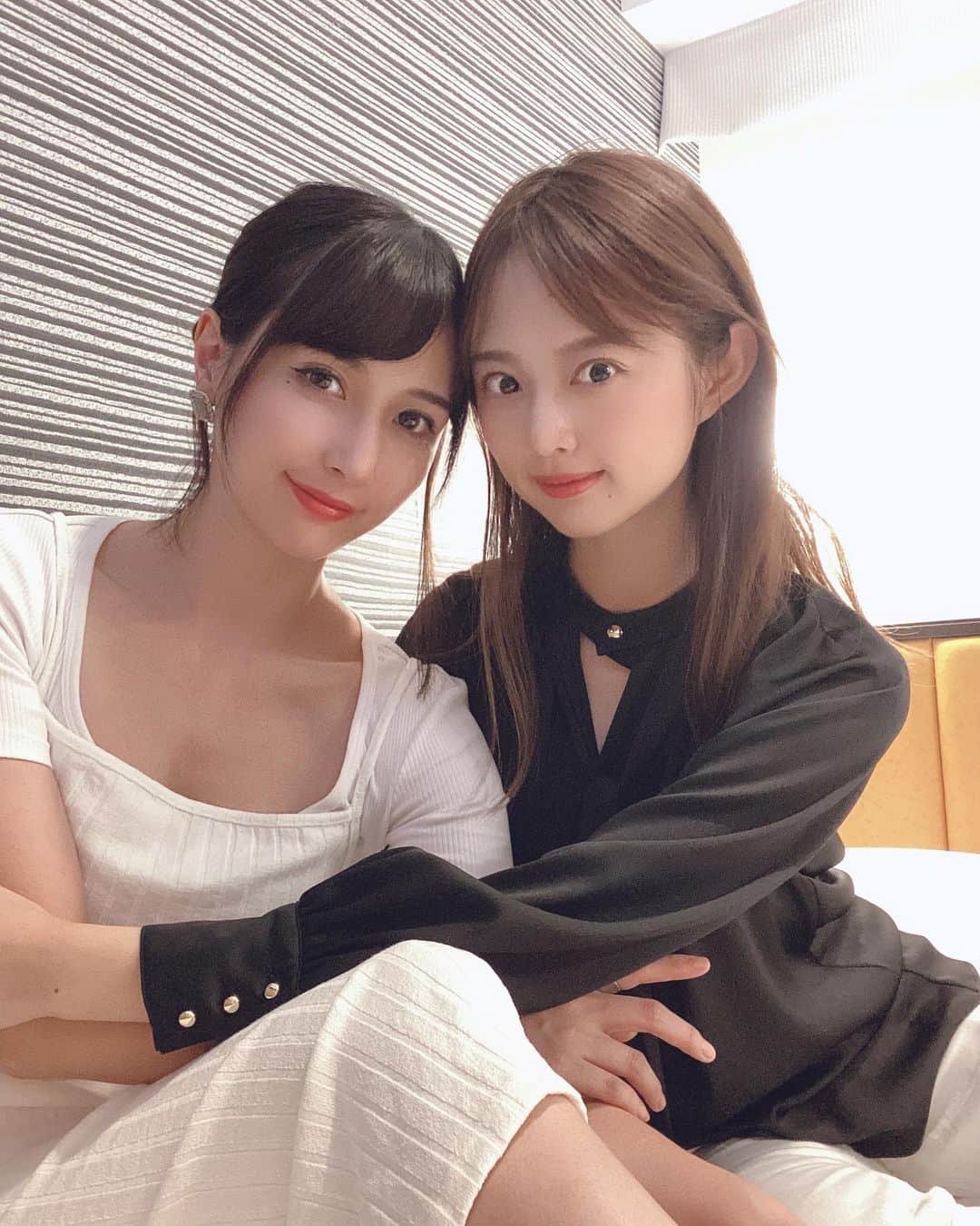のインスタグラム：「りらちゃんは私のっっ🤍  みたいな構図😂  白黒シスターズです👭  #friends #bestfriends #今日も一緒」