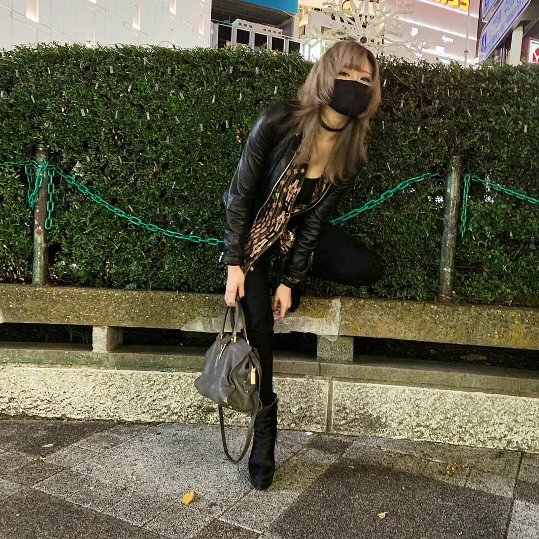 春咲ひなたのインスタグラム：「秋服はいいよなー💭 髪切ってから黒い服多くなった😈❤️ . #ブレてても気にしない#いつかのコーデ#ライダースコーデ」