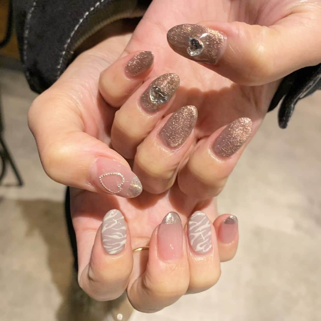 宇野みずきさんのインスタグラム写真 - (宇野みずきInstagram)「new nail 💗 . #マグネットネイル やりたくて仕方なかったのと ゼブラも気になってたから 欲張りネイル 💅 . . . #ゼブラネイル #キラキラネイル #ピンクネイル」11月14日 21時06分 - mi___candy