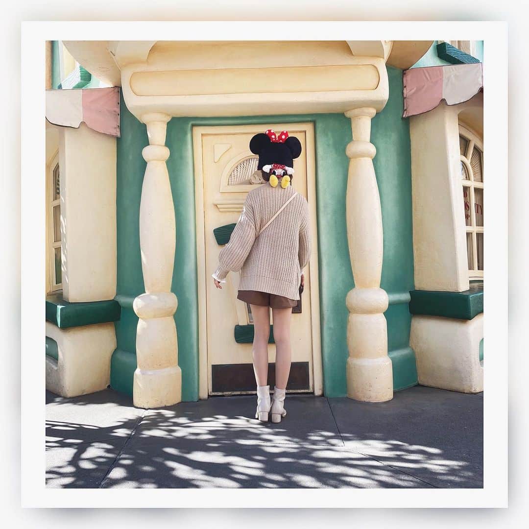のインスタグラム：「ミニーちゃんのファンキャップ後ろ姿も可愛くなるねっ  #disney #disneyland #disneycode #ディズニーランド　#ディズニーランドコーデ　ワントーンコーデ　#シミラールック　#シミラールックディズニー　#夢が叶う場所　#お揃いディズニー　#ディズニー好きな人と繋がりたい  #ファンキャップ　#ミニーコーデ　#ミニーちゃん　#ミニーちゃんコーデ　#ミニーマウス　#ミニーグッズ　#ファンキャップディズニー　#ディズニーフォトスポット　#ディズニーお土産　#美女と野獣　#美女と野獣エリア  #ディズニー写真部　#ディズニー動画　#ディズニー映画 #instagood  #instalike #ディズニーフード #dヲタ　#dヲタさんと繋がりたい　#後ろ姿」