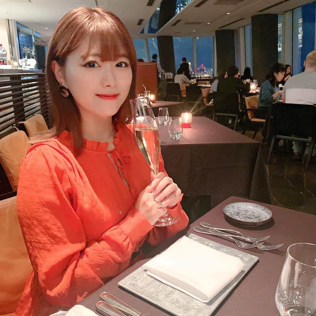 山内鈴蘭さんのインスタグラム写真 - (山内鈴蘭Instagram)「🍽﻿ ﻿ 夜景が見たいねって行ったレストラン😊﻿ 東京タワーとレインボーブリッジが目の前に広がっててとってもロマンチックだったよ🗼﻿白トリュフピザがほんと美味しかった🤤 ﻿ そして、 周りがカップルだらけで気まづかった🙃笑﻿ ﻿ 🇮🇹 #ゼックスアタゴグリーンヒルズ﻿ 🌉 #神谷町 ﻿ ﻿  #夜景が見えるレストラン  #東京タワー #レインボーブリッジ #夜景 #白トリュフ #香りが好き  #いつもありがとう #👩🏻‍🤝‍👩🏼」11月14日 21時07分 - xxsuzuranxx