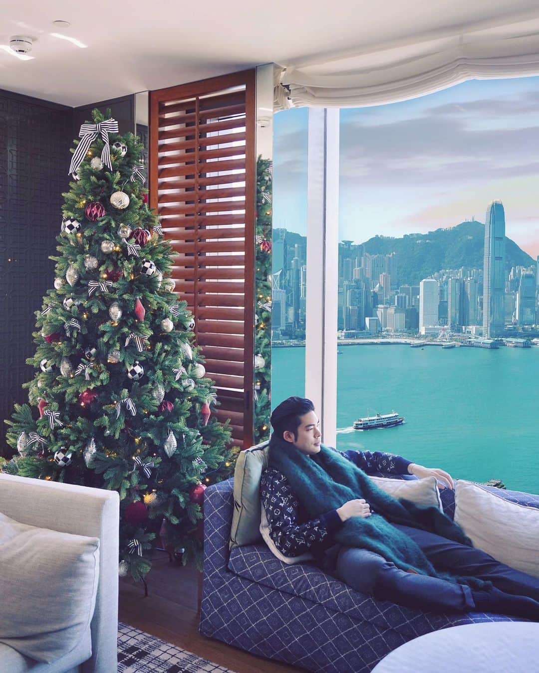 Christoffer Chengのインスタグラム：「Had a wonderfully festive staycation at the Grand harbour corner suite @rosewoodhongkong and I don’t wanna leave!!! Christmas is always the time of year for me to relax and have fun, and after this crazy year, I’d really love to treat myself to a better holiday. I’m in love with the view from the suite, also the homey yet tasteful interiors, that goes perfectly well with a Christmas tree 🎄 Not to mention the attention to details + a private butler + daily breakfast/afternoon tea/evening cocktails at the top floor Manor Club, definitely a good place to spend the holidays ❤️❤️ #rwjourneys #themagicofchristmas」