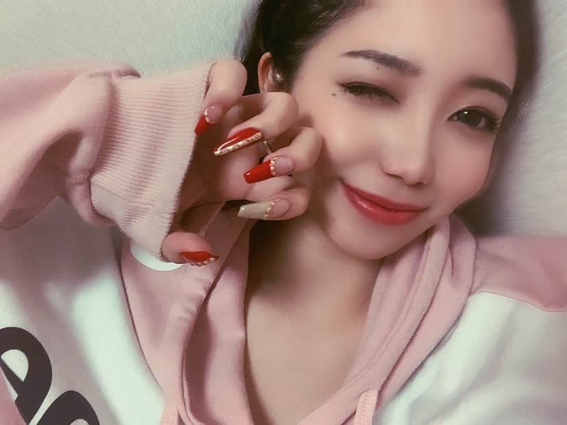 秋本鈴果のインスタグラム：「VALENTINOネイルにしたらサンタさんカラー🎅❤️🎄 . .  #me#my#selca#‪make#cosme#ootd#fashion#photo#follow#followme#instalike#instagood#nail#冬ネイル#ネイル#スカルプネイル#ヴァレンティノネイル#美容#美容院#サロン#カラコン#冬コーデ#冬メイク#いいね返し#ダイエット#モデル#グラビア#ファッション#ライブ配信#フォロミー」
