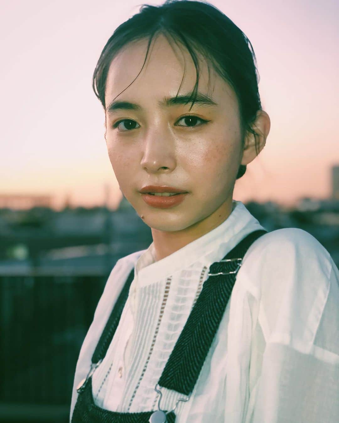 神戸健太郎のインスタグラム：「#mywork📸#井桁弘恵 さん#shotoniphone #iphone撮影#カンベフィルター#撮影後のオフショット歓迎#studiolaila#屋上」