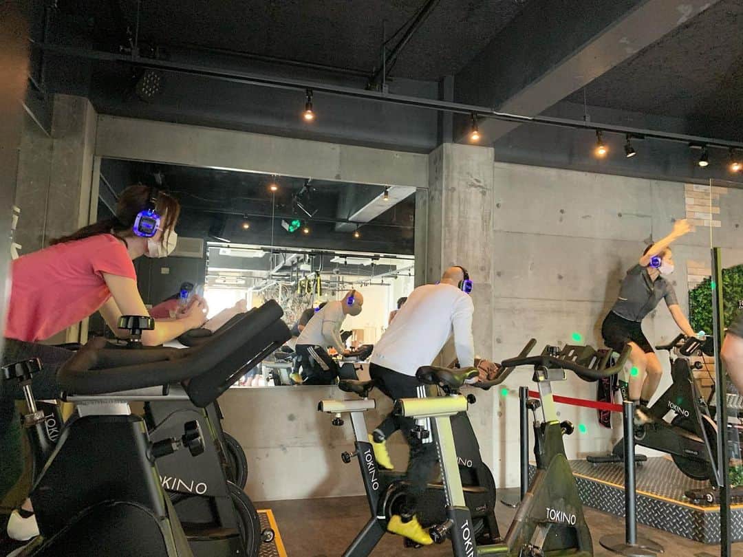 TakeuchiAyaka さんのインスタグラム写真 - (TakeuchiAyaka Instagram)「. .  サイクリングジムとサイクリングショップが一つになった 日本初の新感覚フィットネスジム @tokino_cycling 🚴‍♀️  バイクって太もも使いそうだけど、 そうではなくて体幹を鍛える有酸素運動なんだって！ 30分間でとっても良い汗かいた〜😌 バイクの後に自重トレーニングを受けて さらに脂肪燃焼🔥楽しかった〜🤸🏻‍♀️  @viday_official 是非チェックです！ https://viday.jp/ https://www.tokino-company.co.jp/ #トキノサイクル #サイクリング #ジム #運動 #脂肪燃焼 #トレーニング #health #gym #viday #cycling  #fitness #sports #tokino #1114」11月14日 21時10分 - _.a__a__a._