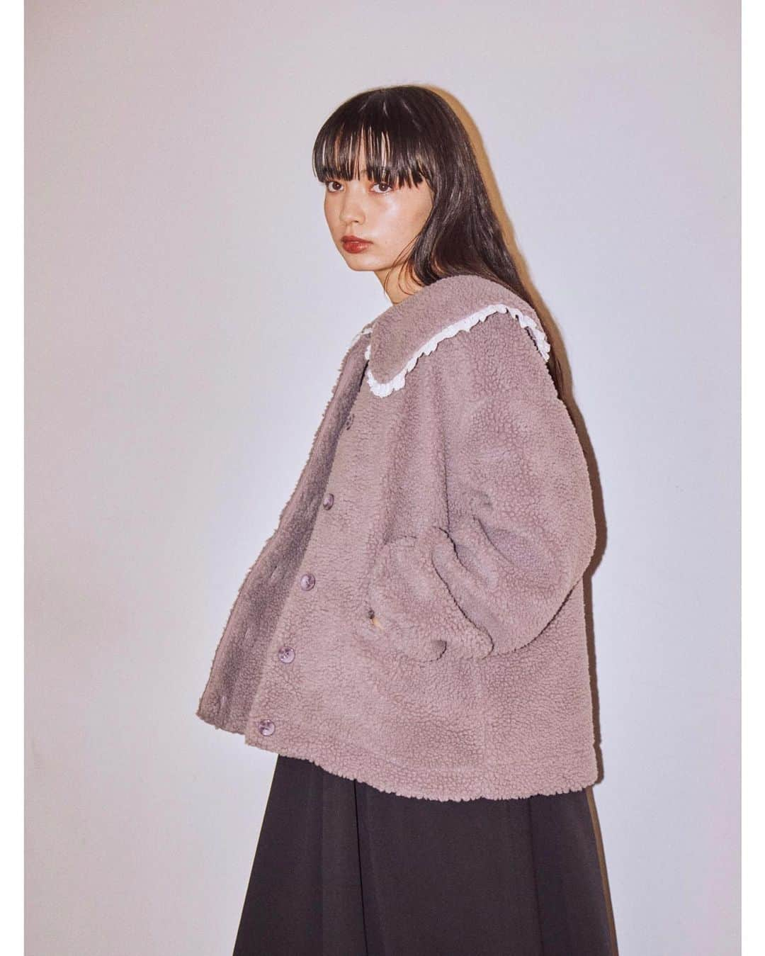 merry jennyさんのインスタグラム写真 - (merry jennyInstagram)「【 point × 20 ＆ 2,000 OFF 】 ㅤㅤㅤㅤㅤㅤㅤㅤㅤㅤㅤㅤㅤ 11/15 (sun) まで official web store RUNWAY channel にて 新作アウターが ポイント20倍＆2,000 OFF！ ㅤㅤㅤㅤㅤㅤㅤㅤㅤㅤㅤㅤㅤㅤ topのURLから⇨  @merryjenny_instagram  ぜひcheckして下さいね！ ㅤㅤㅤㅤㅤㅤㅤㅤㅤㅤㅤㅤㅤ  ◯ フリルカラーボアジャケット col : beige / purple / black ¥13,200 ⇨ ¥11,000 (tax in) ／ 2,090円分のpointプレゼント！ ＼ ㅤㅤㅤㅤㅤㅤㅤㅤㅤㅤㅤㅤㅤ 防寒として暖かく着用できる  ボアジャケットです。  ㅤㅤㅤㅤㅤㅤㅤㅤㅤㅤㅤㅤㅤ 襟にあしらわれたコットンレーステープで  カジュアルなジャケットも  ガーリーに仕上がりました。  ㅤㅤㅤㅤㅤㅤㅤㅤㅤㅤㅤㅤㅤ ワンピースやミニボトム、  どんなスタイリングにでも  合わせていただきやすい1着です。 ㅤㅤㅤㅤㅤㅤㅤㅤㅤㅤㅤㅤㅤ ㅤㅤㅤㅤㅤㅤㅤㅤㅤㅤㅤㅤㅤ #merryjenny #メリージェニー  #2020aw #winter #surrealisme  #RUNWAYchannel」11月14日 21時22分 - merryjenny_instagram