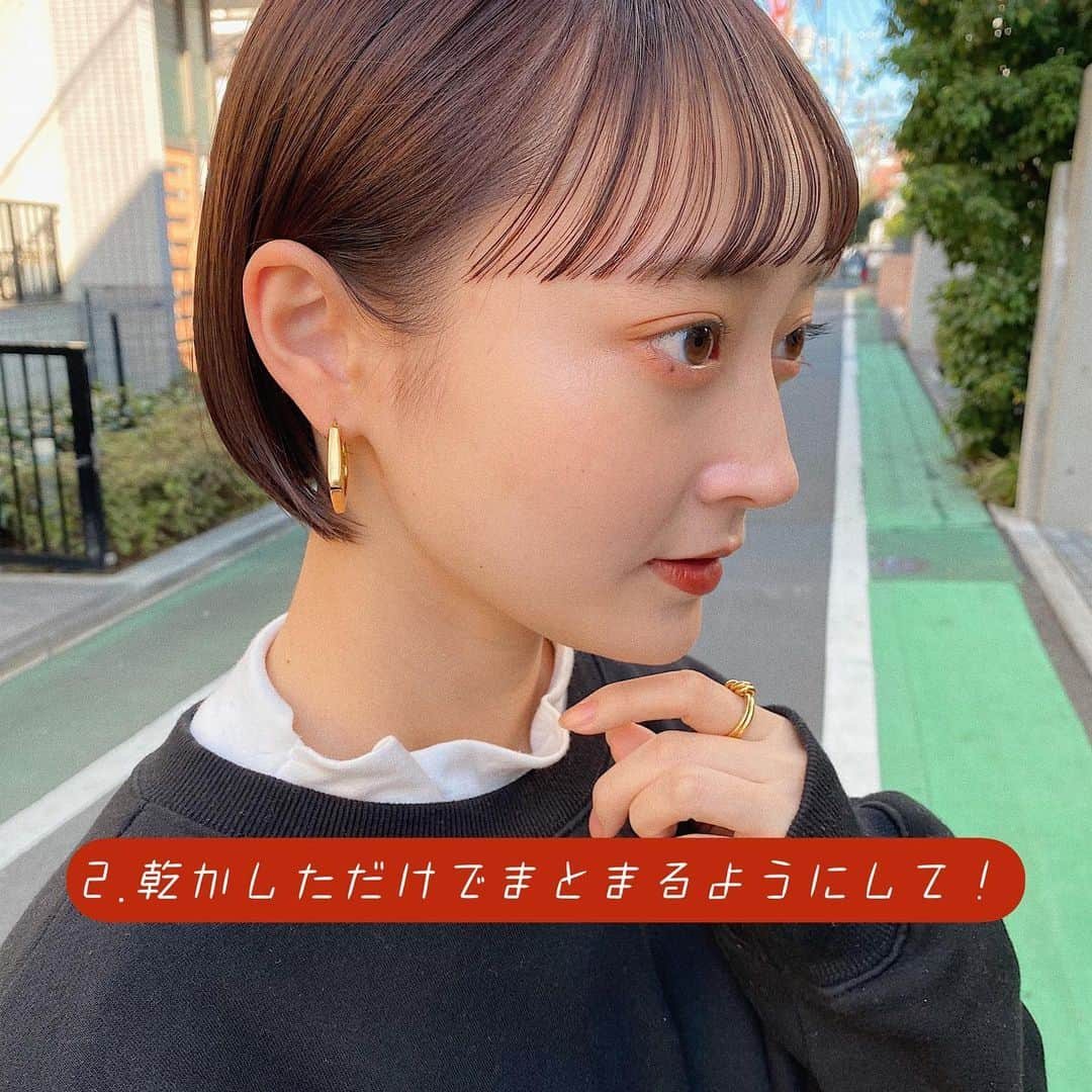 磯俣愛さんのインスタグラム写真 - (磯俣愛Instagram)「\ あいちゃんショートオーダー方法 / . . 保存用投稿♡ ぜひみなさん保存して この投稿を美容師さんに見せてください☺︎ 最後の動画は耳かけてないver写しました♡ . . わたしのショートのオーダー方法を よく聞かれるので投稿にまとめました！☺︎ . . ①前髪はワイド・眉毛ギリギリで攻める！ ②乾かしただけでまとまるようにして！ ③頭の形良く見えるようにして！ ④似合わせて！可愛くして！ . . 私のメンテナンスをしているのは @k.k1120sand さん☺︎ よくけんのすけさんのお客様が 私のフォロワーさんで、お店で会えるのが嬉しい☺︎❤︎ . . . .  #ショートボブ#ボブ#ミニボブ#ショートヘア#ミニミニボブ#ミニミニミニボブ#ショート#ショートカット#マッシュショート#ラウンドバング#シースルーバング#ワイドバング#前髪カット#前髪#前髪アレンジ#ぱっつん#ばっつん前髪#暗髪#ショコラ#トレーナー#赤リップ#マッシュ#ショート女子」11月14日 21時22分 - ai_isomata