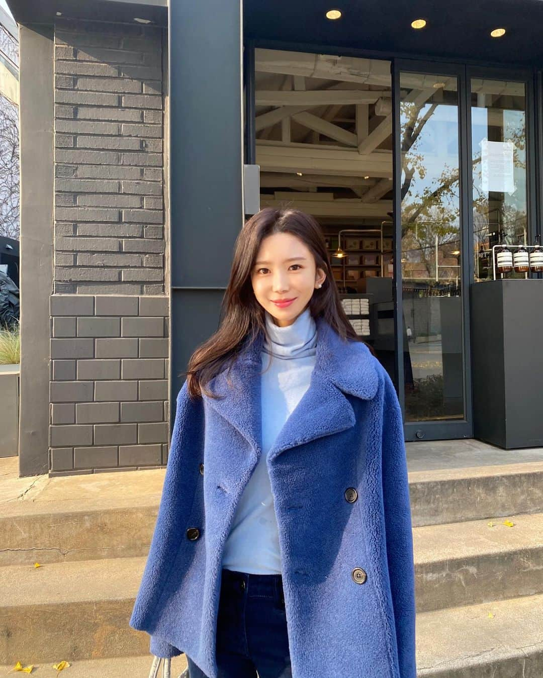 キム・ミニさんのインスタグラム写真 - (キム・ミニInstagram)「유리알 민낯 쿠션은 1년 내내 사계절 테스트중 💙 톡톡 두들기고 하루종일 마스크 쓰고 있어도 뭉치거나 묻어나지 않아요✨  딱 예쁜 스킨 핑크 베이스라 화사하고 쌩얼처럼 보이면서 동시에 모공깨끗... 😍 조금만 기다리면 나와요 :) #1년을기다린쿠션」11月14日 21時18分 - mimiwor