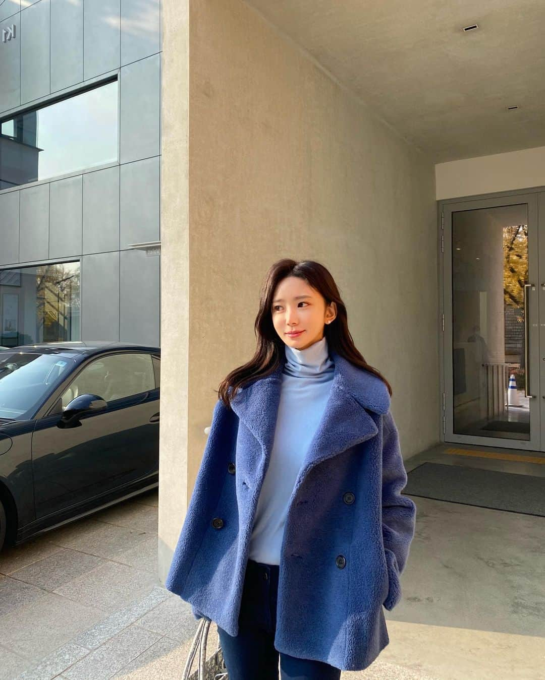 キム・ミニさんのインスタグラム写真 - (キム・ミニInstagram)「유리알 민낯 쿠션은 1년 내내 사계절 테스트중 💙 톡톡 두들기고 하루종일 마스크 쓰고 있어도 뭉치거나 묻어나지 않아요✨  딱 예쁜 스킨 핑크 베이스라 화사하고 쌩얼처럼 보이면서 동시에 모공깨끗... 😍 조금만 기다리면 나와요 :) #1년을기다린쿠션」11月14日 21時18分 - mimiwor