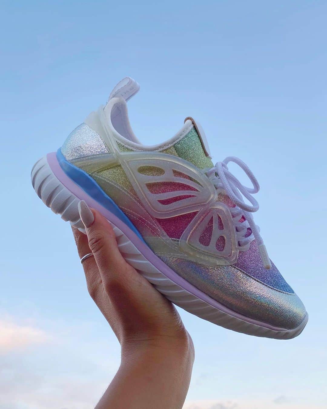 SOPHIA WEBSTERさんのインスタグラム写真 - (SOPHIA WEBSTERInstagram)「I like the view...⁣ ⁣ 'Fly-By' is now available in multi-glitter sparkles. ✨🌈💖⁣ ⁣ #SophiaWebster #SophiaWebsterSneakers #SophiaWebsterWings」11月14日 21時19分 - sophiawebster