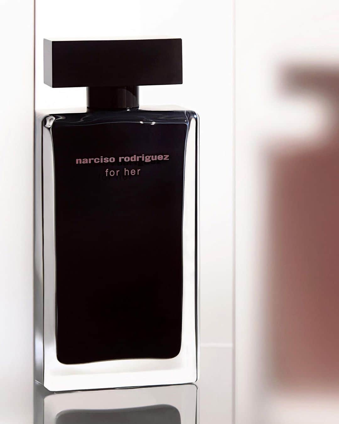 ナルシソロドリゲスさんのインスタグラム写真 - (ナルシソロドリゲスInstagram)「for her: a singular sensuality. #forher #narcisorodriguezparfums #parfum #fragrance」11月14日 21時19分 - narciso_rodriguez