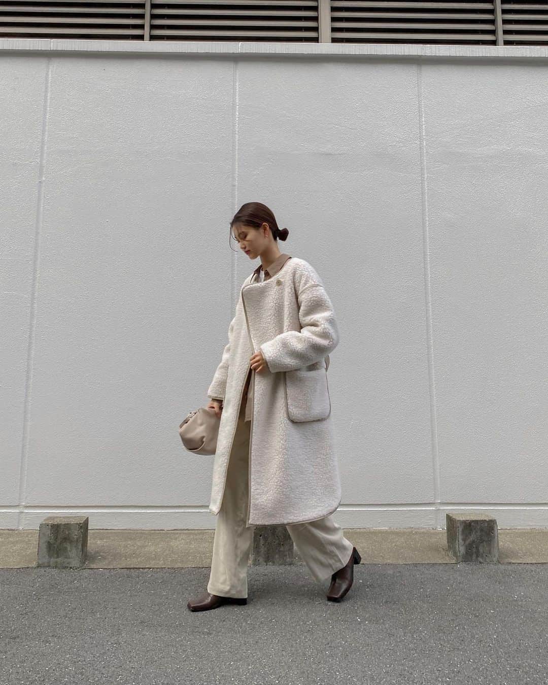 のインスタグラム：「・ ・ Coordinate ☕️ ・ ・ 少し前に撮った私服写真💭 最近寒くなってきたから ボリューミーすぎず使いやすいボアコートを新調〜🐏 優しめトーンで統一🐏🐏 ・ ・ 🏷 OUTER @lagunamoon_com  PANTS @aclent_official  BAG @giannichiarini_jp  SHOES @lveu.official  ・ ・ #outfit #ootd  #instafashion #minimalstyle #minimalfashion #classicstyle #simpleoutfit #everydaylook  #コーデ #コーディネート #今日のコーデ #私服  #karen_k_outfit」