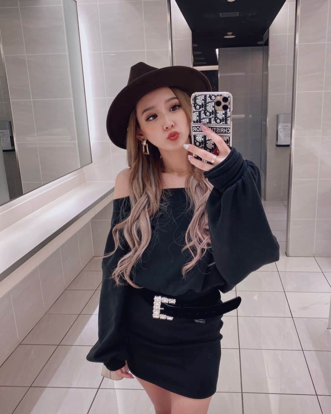 田村月光（ツッキー）のインスタグラム：「. Hat Code👒‪‪❤︎‬ ・ ・ ・ このオフショルワンピ裏起毛になってて まじであったかいの🥺 ・ ・ ZARAのベルトを合わせて高級感UP🤍 おソロしよ💋 ・ ・ #ツキクローゼット」