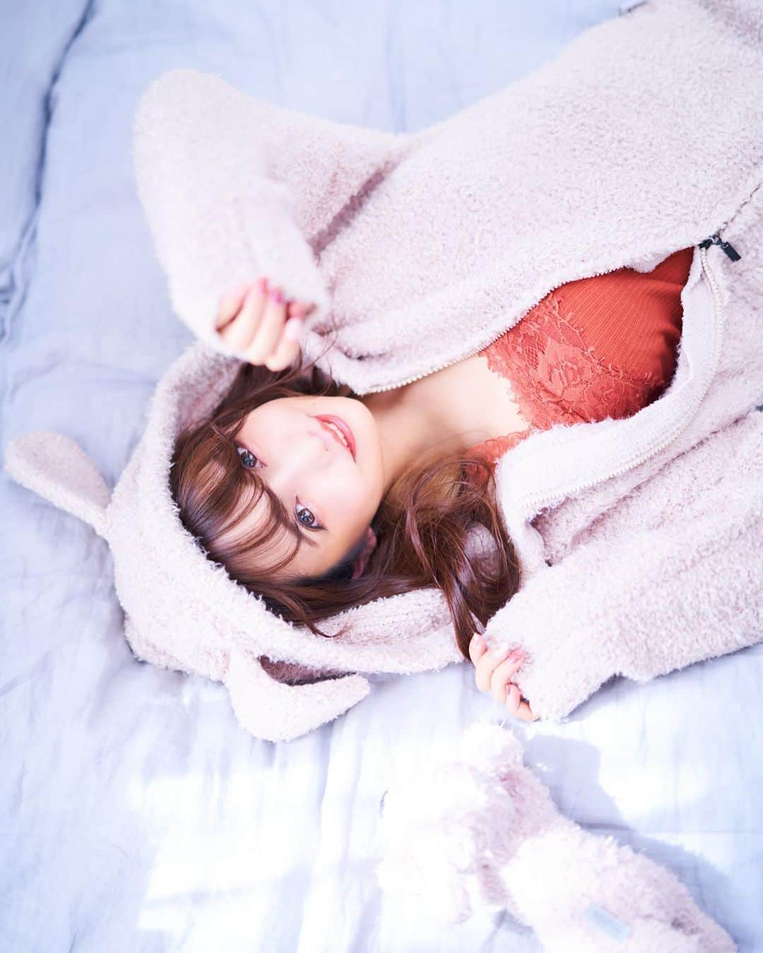 遠藤 玲奈 /endo renaのインスタグラム：「@gelatopique_official さんの イヌモコパジャマ🧶 撮影中あったかくて寝ちゃいそうでした💭💭 素敵な土曜日を ◡̈⋆ . #gelatepique #ジェラートピケ #ジェラピケ #ジェラピケ女子 #パジャマ #パジャマコーデ #グレージュ #アッシュグレー」