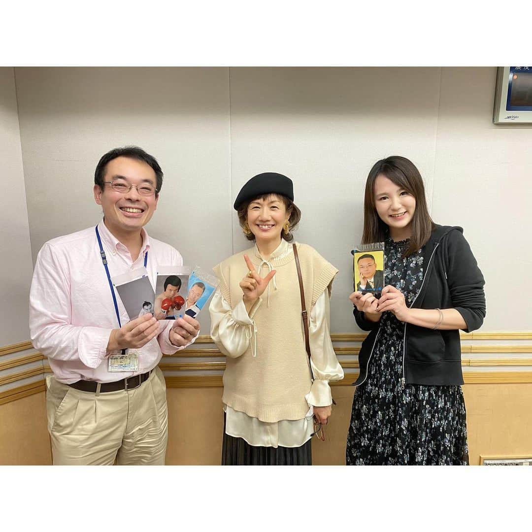 舘谷春香のインスタグラム：「文化放送！あの伝説の番組「ダッシュまさいち中6日」の復活特番！ 「サタデープレミアム　ダッシュまさいち中958日」のアシスタントを担当させていただきました！ 今日はアシスタント担当の小川真由美さんがまさかの九州にいるという事で！1番のファンである私にお声がかかりました〜🥺✨嬉しい〜🥺✨しかしダッシュまさいち終了から958日も経っているとは！  番組開始15分で「なんか疲れた…」って言ったのは初めてでした笑 真由美さんの「心中お察しします」が九州から聞こえてきた…🥺 (まさかのオープニングで4分押してた)笑  ゲストは鈴木淑子さん！競馬のお話楽しかったー！今年は本当にいろんな歴史が動く一年。100年に一回あるかないか、という言葉を聞いてそんな時代に競馬ファンでいられる自分は幸せだなーと実感しました☺️✨ もっともっとお話聞きたくて30分延長出来ないですか？ってカラオケみたいな事言ってました🎙  明日はエリザベス女王杯！私は密かにずっと大好きなラヴズオンリーユーを推しつつ、今日の話聴いて明日の馬券考える！  そして何よりジャパンカップ楽しみすぎる！ デアリングタクト・コントレイル・アーモンドアイが揃うなんて…！どの馬が勝っても伝説…！幸せ！！！  あっという間の1時間でしたが本当に楽しかった〜🐴💓次は中何日になるのか…！ 次、スタジオに真由美さんがいたら私はどこか中継に出たいなー！笑  ちなみに2枚目の方は、まさいちブロマイド好きなの貰っていいよって言われたから選んだ一枚。本人と2ショット撮り忘れました、まさかの笑 あ。番組前に2人でポテト買ってきて食べてる写真はある。とにかく楽しかったーーー！！！  またいつか〜！！  #文化放送 #サタデープレミアム #ダッシュまさいち #ダッシュまさいち中958日 #ダッシュまさいち中6日 #高橋将市 アナ #小川真由美 さん #鈴木淑子 さん #舘谷春香 #競馬 #スポーツ #エリザベス女王杯 #ジャパンカップ #伝説の番組 #画期的な番組 #文化放送一面白い #という声があるとかないとか #特別番組 #特番 #競馬特番 #ポテト会 #冬のリビエラ」