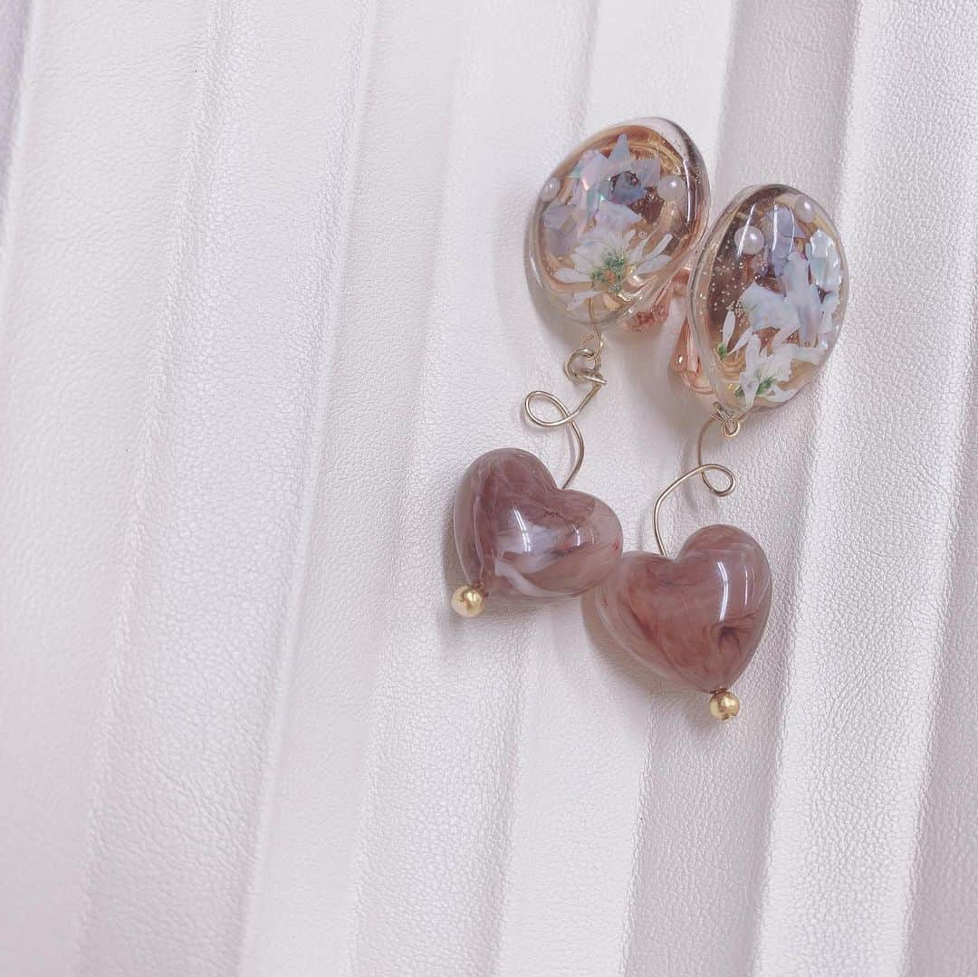 ましゅろ～さんのインスタグラム写真 - (ましゅろ～Instagram)「@mignonnebijoux_accessory さんとのコラボイヤリング﻿ 11/14(土) 22:00〜﻿ 販売開始です♡♡﻿ ﻿ プレゼントにもぴったりの可愛いデザインにしました🧸﻿ ﻿ 秋冬らしいファーも大人っぽいべっこうも、私のお気に入りです☁️﻿ でも1番のおすすめはブラウンの揺れるイヤリングかな😳﻿ 淡色コーデにも合わせやすい〜！﻿ ﻿ ハイライトチェックしてみてね👀﻿ ﻿ #イヤリング #アクセサリー #ファー #べっこう」11月14日 21時25分 - photomasyuro