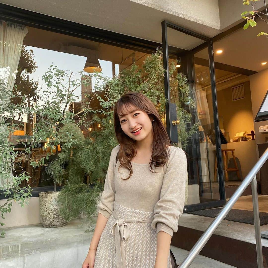 華山友希のインスタグラム：「こんばんは〜📑  先日行った神戸の可愛いカフェ☕️めちゃめちゃおいしかった〜また行きたいな♡  投票も残り5日となりました(*_*)！ あと少し！プロフィールのURLまたは、ハイライトのQRコードから投票お願いします🙌🏻😿  11月22日の 12-15時に行われるファイナルイベントに向けて 皆で頑張っていますのでぜひ楽しみにしといて下さい🌸  #ミスコン#ミスキャン#ミスキャンパス同志社#カフェ#カフェ巡り #神戸カフェ#神戸カフェ巡り#diningsocial」