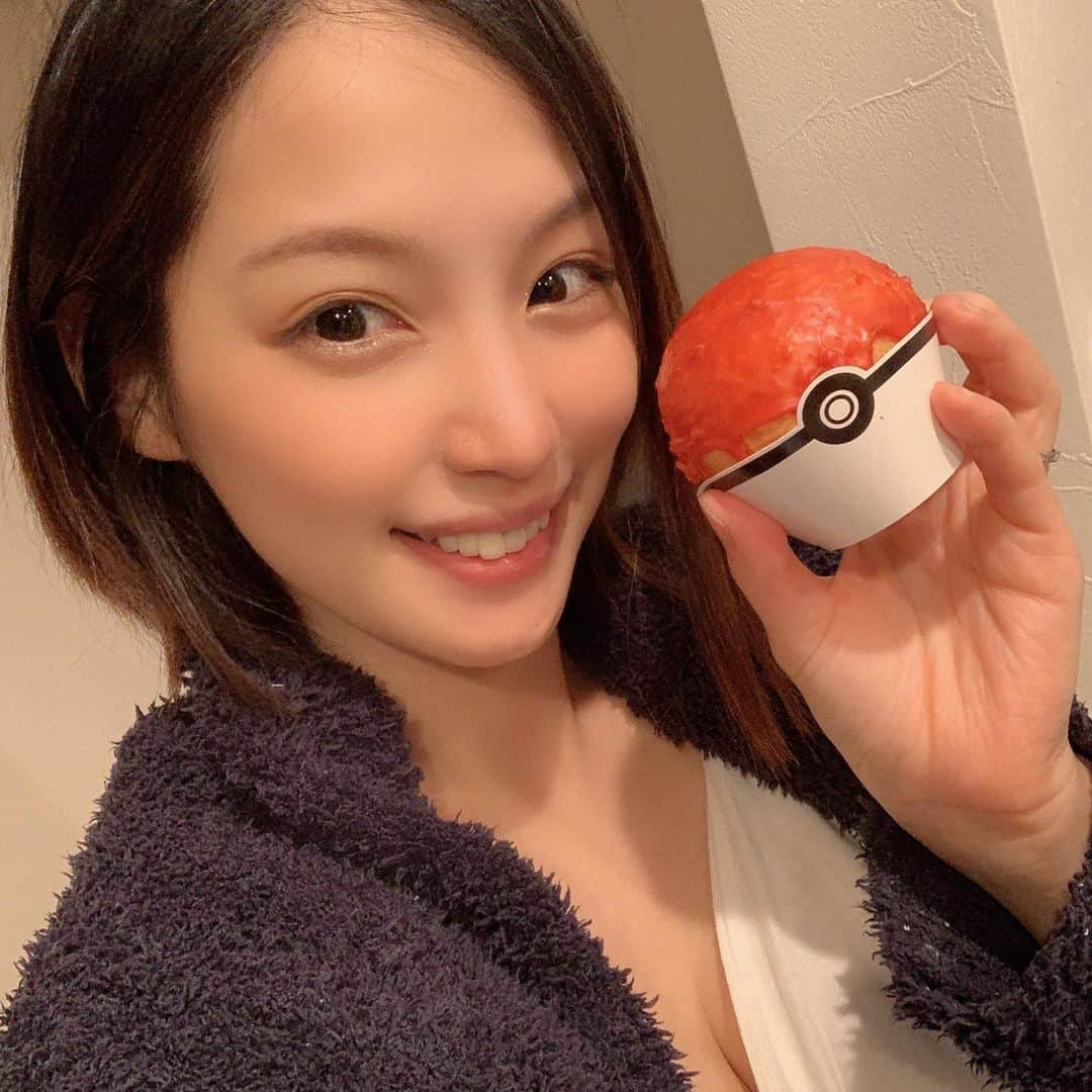 蒼怜奈さんのインスタグラム写真 - (蒼怜奈Instagram)「モンスターボール👾❤️  #モンスターボール  #ポケモン　#ミスド　#ポケモンドーナツ　#あおいれいな #蒼怜奈 #japanesegirl #girlsphoto」11月14日 21時26分 - the_reinuts