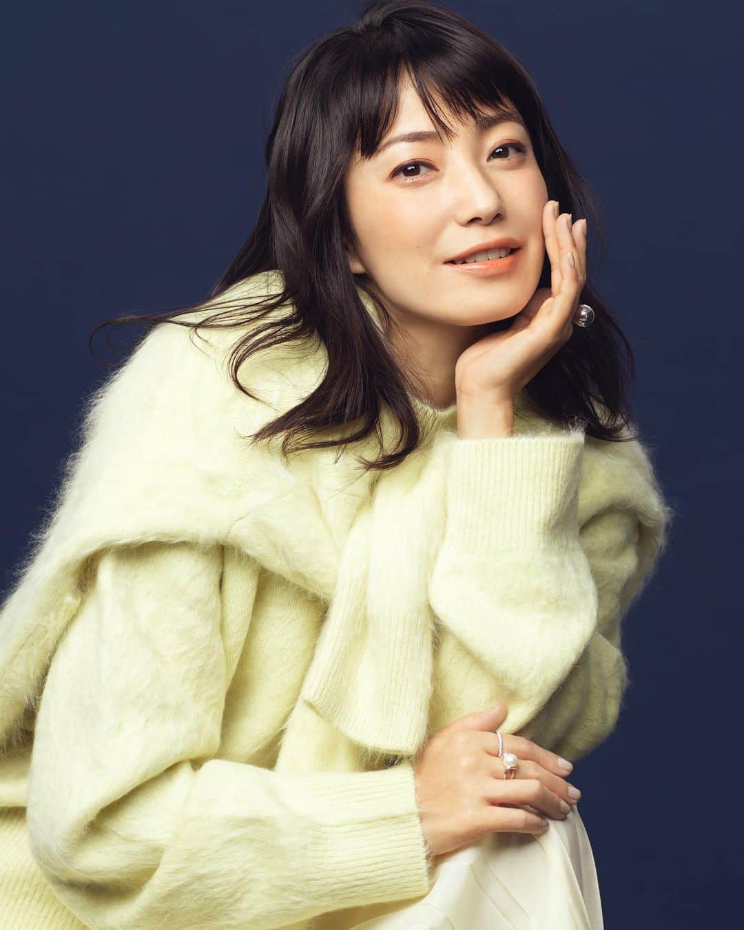長山一樹のインスタグラム：「最新号Marisolの表紙にて菅野美穂さんを撮影させていただきました。  超上質素材のニットに同じニットを肩がけ、撮ってる時は絵的な要素の足し算と感じていましたが、贅沢な使い方ですが今になってじわじわと真似したくなってきました。  @marisolmagazine  Model #菅野美穂  Stylist @fumikotokuhara  Hairmake @tamalin727  #marisol #cover #photography #portrait #hasselblad #h6d #kazukinagayama #長山一樹 #表紙 #雑誌」