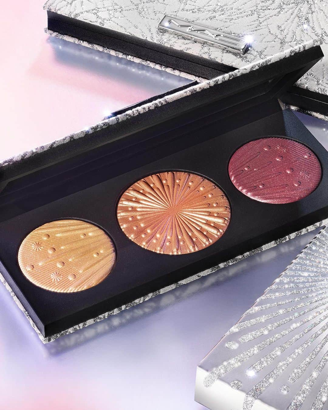 M·A·C Cosmetics Canadaさんのインスタグラム写真 - (M·A·C Cosmetics CanadaInstagram)「Shine bright for the Festival of Lights ✨ Light up the room with the sublime shimmer of the Flashing Ice Extra Dimension Skinfinish Trio, available in light or medium-deep shades for only $45. Be the highlight of this season’s holiday festivities in these three firework-embossed highlighter shades:  Medium-Deep ✨ Gold Me Closer (warm gold) ✨ Desire Fire (medium-tone bronze) ✨ Call Me Sugar Plum (cool plum)  Light ✨ There She Glows (light gold) ✨ Glitzed Out (frosty white) ✨ Out On The Tinseltown (light pink)  #MACDiwali #MACHoliday #GetFestiveWithMAC #MACFrostedFirework」11月14日 21時29分 - maccosmeticscanada