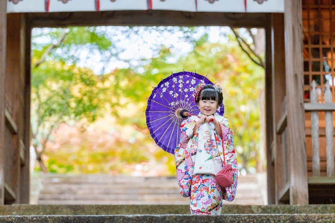 Photream-こどもと家族の成長写真-のインスタグラム：「おすましショット🥰 とっても可愛いです❤️ - 【七五三予約受付中！】 出張撮影で、自然な瞬間をたくさん残しませんか？ お気軽にお問い合わせください☺️ - 【七五三をご検討中の方】 👑1回記念プラン お好きな場所に出張撮影　データ100枚以上のみ　24,800円  👘七五三限定プラン データ100枚以上にフォトブック2冊がついた限定プラン　39,800円　 - 【お宮参りをご検討中の方】 👑1回記念プラン お好きな場所に出張撮影　データ100枚以上　24,800円  💎3回成長プラン　 データ100枚以上×3 　59,800円（2.5回分の料金で3回撮影） 🤰🤱👨‍👩‍👧マタニティやお宮参り、ハーフバースデー、バースデーと家族の成長ストーリーをお得に撮影される方にオススメです✨ - - - #フォトリ #七五三  #家族写真のすすめ  #出張撮影 #ロケーションフォト #関東ママ #関西ママ #七五三撮影  #フォトスタジオ #ママカメラ #新米ママ #七五三3歳  #2020生まれ #インスタキッズ #ママリ #コドモノ #子どものいる暮らし #令和ベビー #女の子ママ #男の子ママ #おしゃれきっず #キッズコーデ #キッズファッション  #ままのて #お宮参り  #女の子ベビー #七五三ヘア  #家族写真 #753」