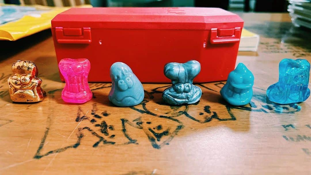 榊原徹士のインスタグラム：「This toys are so smashed when I was elementary school. And I wanna remember what game is.  Please help me. I wanna know what this "Game" name is. This was popular at 1996 to 1998. Comment or send DM to me.  ストーリーにもあげたんだけど、このゲームの名前を探してます。小学生の時にアメリカの学校で流行ってたんですけど名前が全く思い出せなくて、めちゃくちゃ気になってます。SNSを死ぬほど使ってでも知りたい。アハ体験したいので知ってる方いたらコメントかDMして下さい。 96年から98年の間にやってました。  #game #help #wannaknow #whatthisis #elementaryschool  #1996 #america #toy #ゲーム #謎のおもちゃ #名前がわからない #知りたすぎる #皆自分の交友関係フルにつかって教えてほしい」