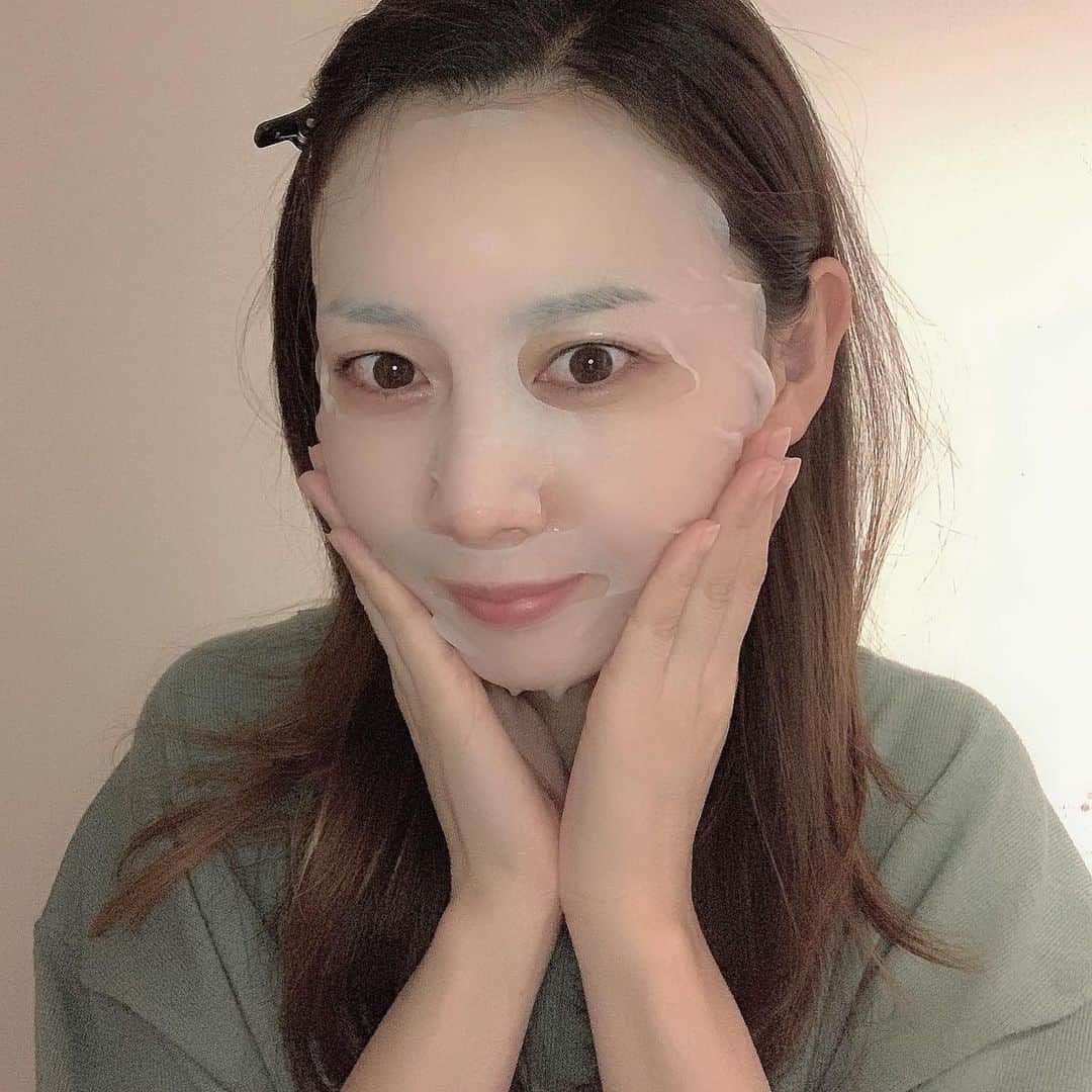 kaorinさんのインスタグラム写真 - (kaorinInstagram)「フェイスマスクは大好きでいろんな種類のマスクを常備してるんだけど、季節や環境によって一時的にお肌が敏感になっているゆらぎ肌の時 （1日の温度差が10度くらいある、まさに今の季節） にオススメのフェイスマスクがあるのでご紹介させて下さい♡ ・ @koujihime_jp  【ライスバリアフェイスマスク Moist & Clear】 ・ 日本の伝統「糀・日本酒」成分由来とセラミドが保湿環境を整えて、肌荒れを防いでくれるいいとこ取りのフェイスマスク✨ ・ マスクをしたあとは吸いつくようなもっちりとした肌になって、翌日のメイクノリが変わるので、気分も上がってメイクが楽しくなります♡ ・ ・ #koujihime #ゆらぎ肌 #ライスバリアフェイスマスク　　 #日本の伝統を繋ぎたい #セラミド #糀 #今の自分を感じて #毎日にプラスの気持ちを #pr #フェイスマスク #おすすめコスメ #美肌ケア」11月14日 21時40分 - kaorinnnhyrk