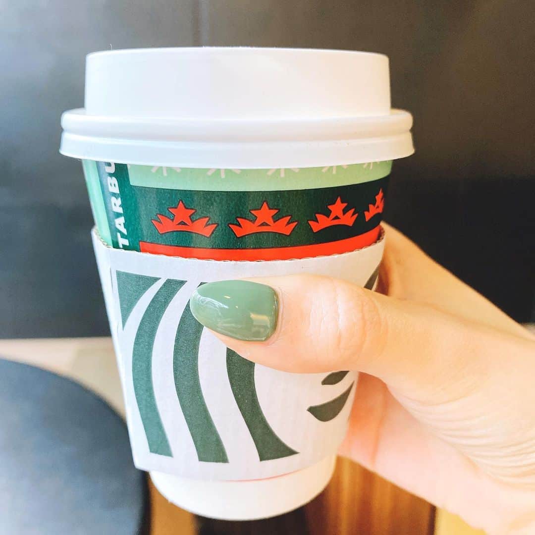 帆春のインスタグラム：「.  大好きなジンジャーブレッドラテの季節きた 🍂 . #starbucks #coffee #cafe #スタバ #ラテ #starbuckscoffee #ジンジャーブレッドラテ  #new #newnails #nails #ネイル #秋ネイル . #ジョイフルメドレー も好きだよ」