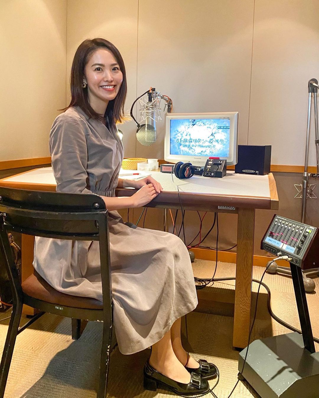 渋佐和佳奈のインスタグラム：「お知らせし忘れてしまっていた…！ 今日は#メトロポリタンオペラ 「#連隊の娘」のオンエアでした✨  アンコール含めて１８回のハイＣを炸裂させたカマレナの声と超絶技巧のイェンデの美声に酔いしれること間違いなしの、心温まるラブコメディ！ 12月4日(金)午後5時10分から再放送がありますので、ぜひ皆さまご覧ください💗  #wowow #メトロポリタンオペラ #オペラ　#ドニゼッティ #アナウンサー#ナレーション #渋佐和佳奈」