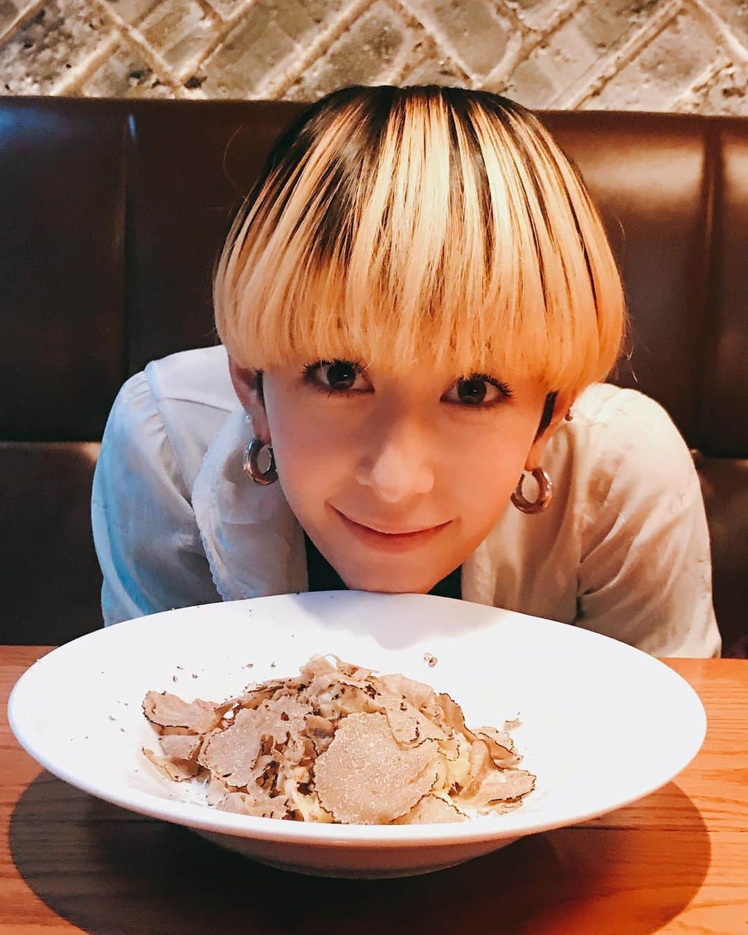 板橋よしえのインスタグラム：「. @kaela_official ちゃんとランチ🍄 お互い話に夢中で、気付いたら4時間経ってた 笑 いつでもまっすぐに話をしてくれるし、聞いてくれる。 強いところも弱いところも見せてくれるカエラちゃんが頼もしかったりほっとけなかったり･･･！ まるごと愛しい存在です☺️❤️ トリュフのパスタおいしかった～🍄🍄🍄」